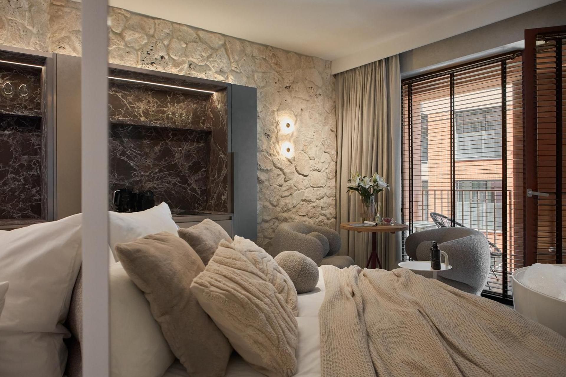 Studio with Spa Bath