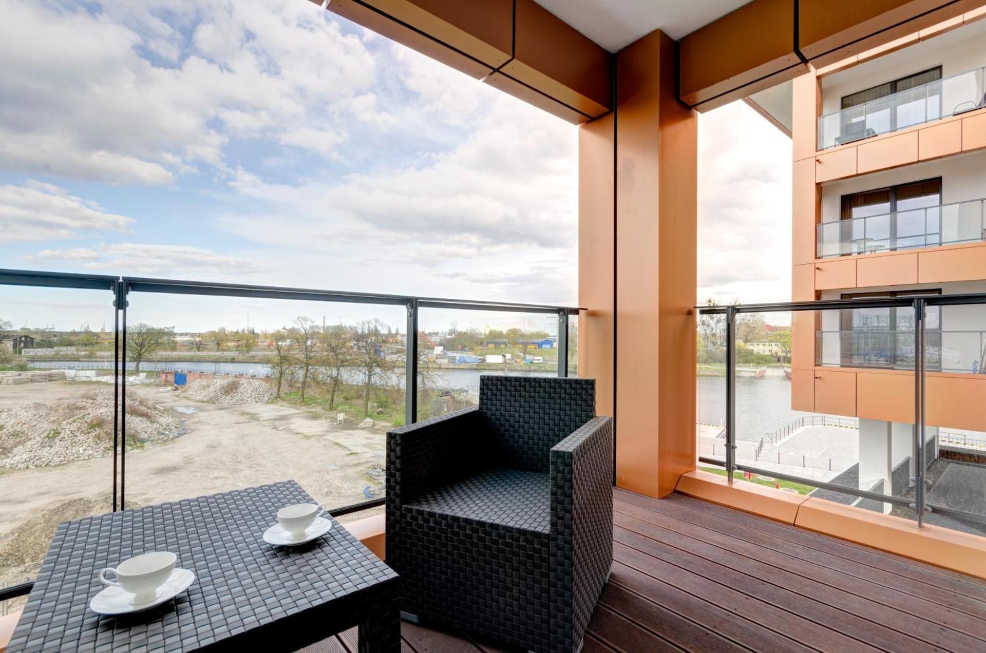 Deluxe Two-Bedroom Apartment with Balcony and River View (6 Adults)