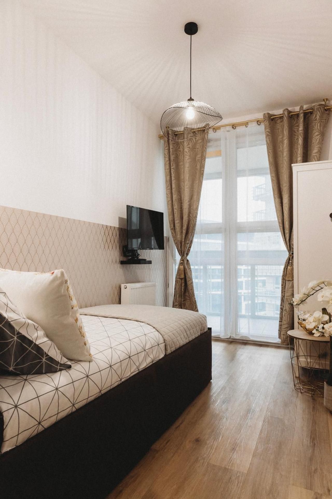 Single Room with Shared Toilet
