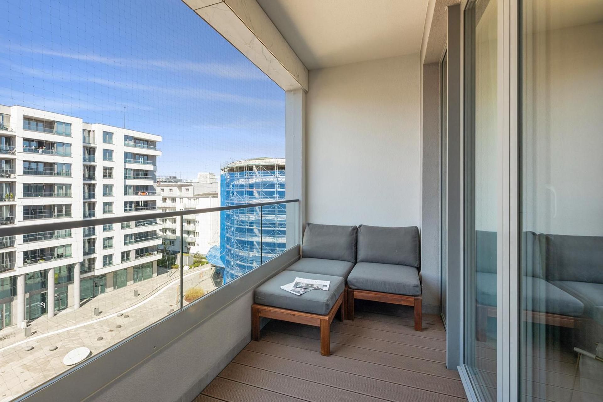 Deluxe One-Bedroom Apartment