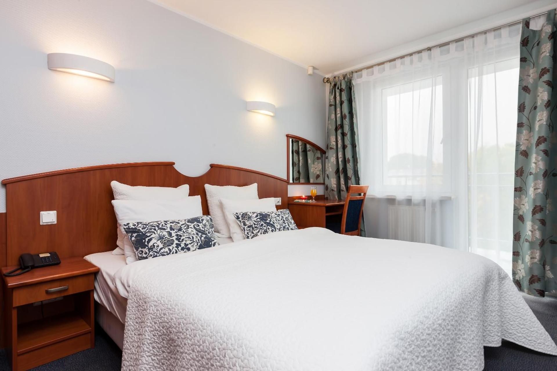 Large One-Bedroom Apartment with Balcony