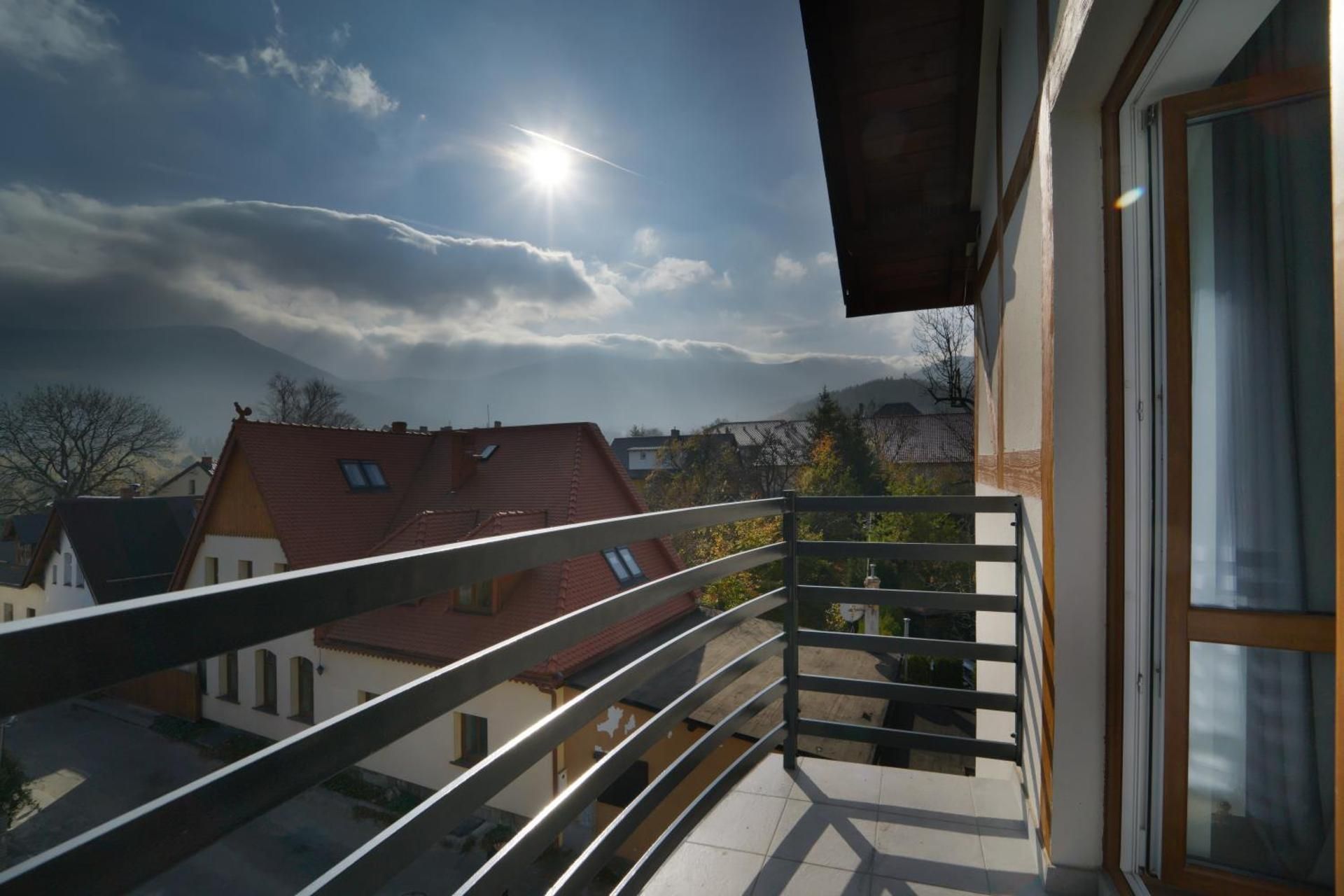 Apartment with Mountain View