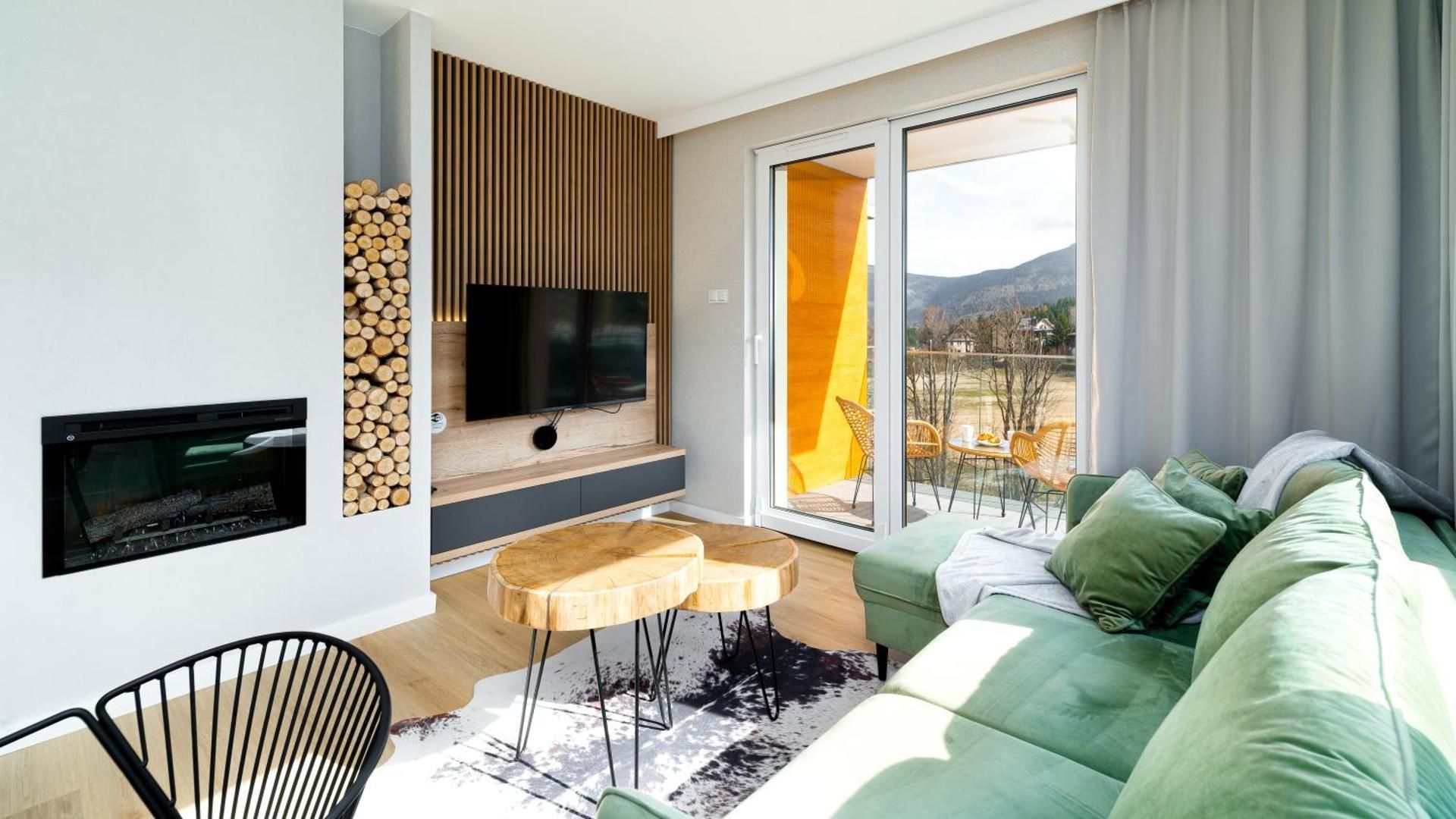 Apartment with Mountain View