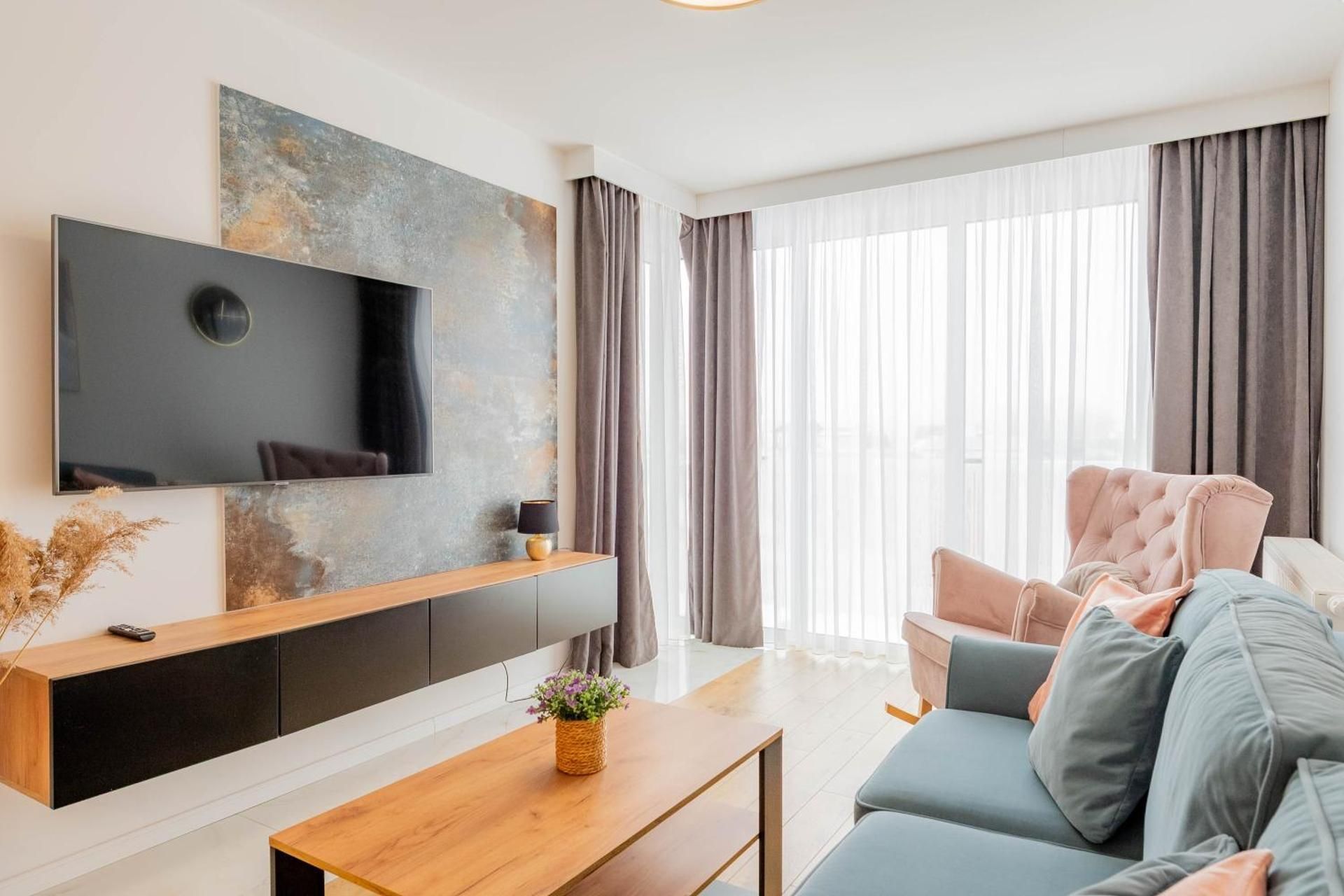 One-Bedroom Apartment with Pool View