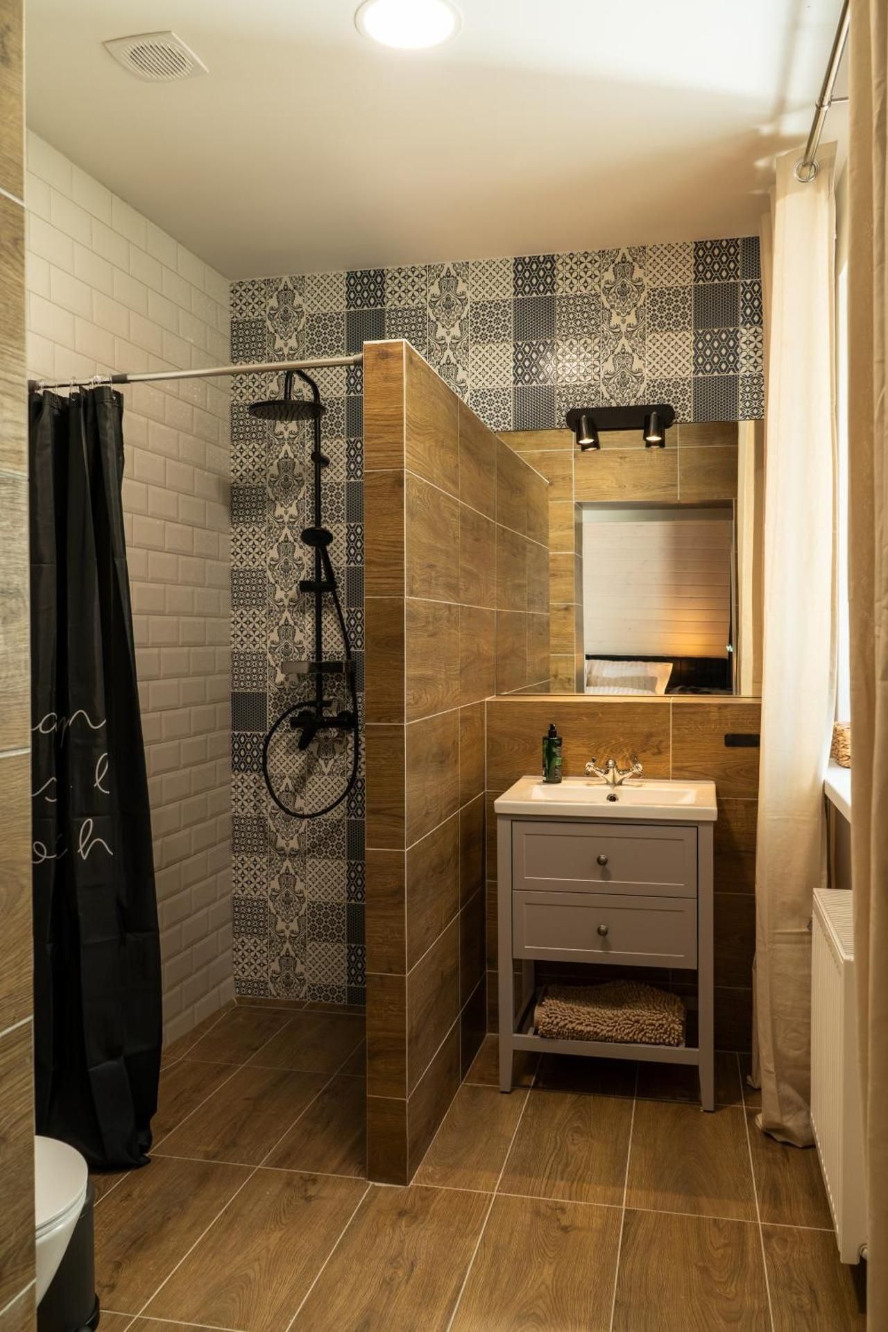 Deluxe One-Bedroom Apartment