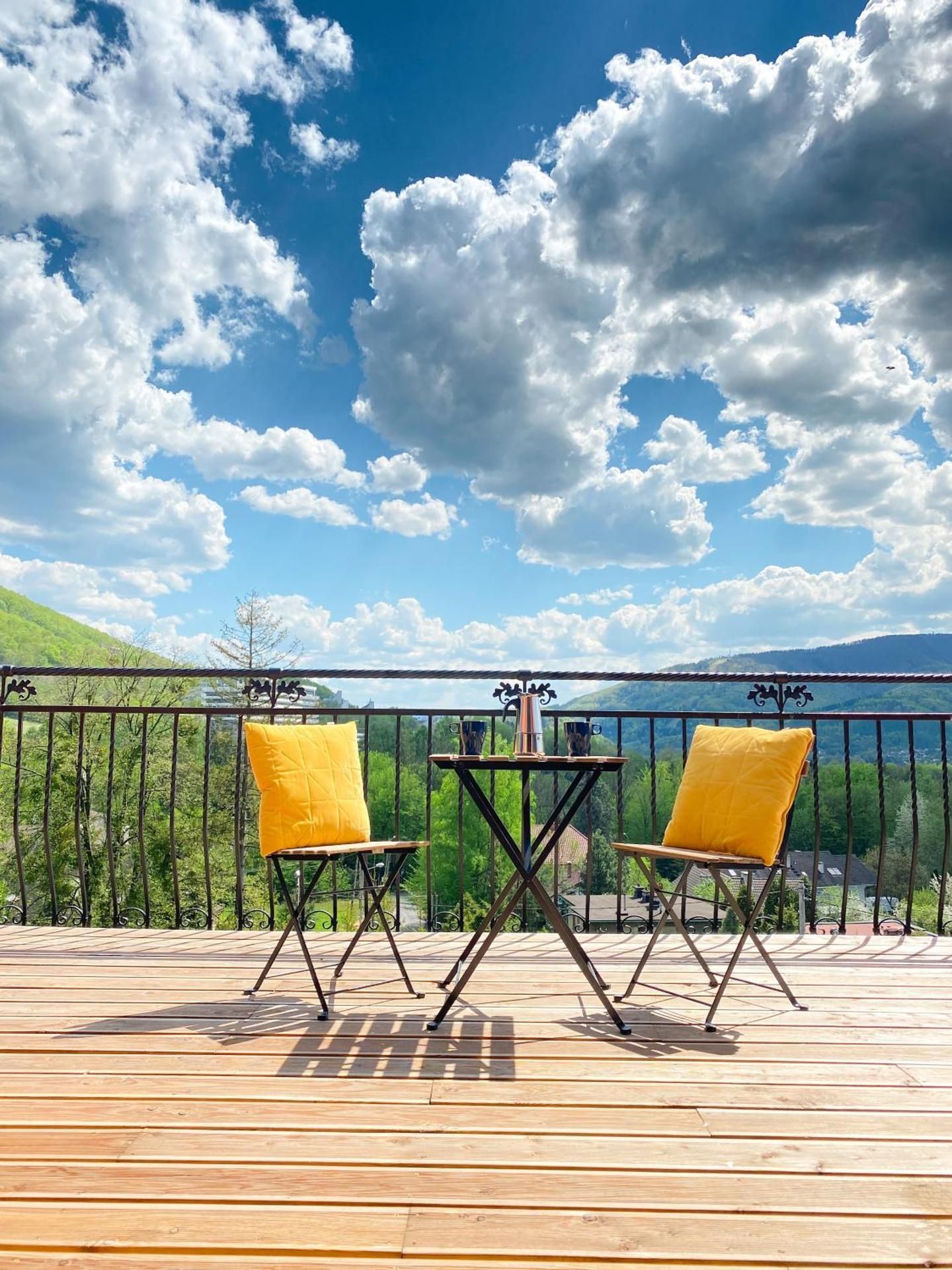 Apartment with Mountain View