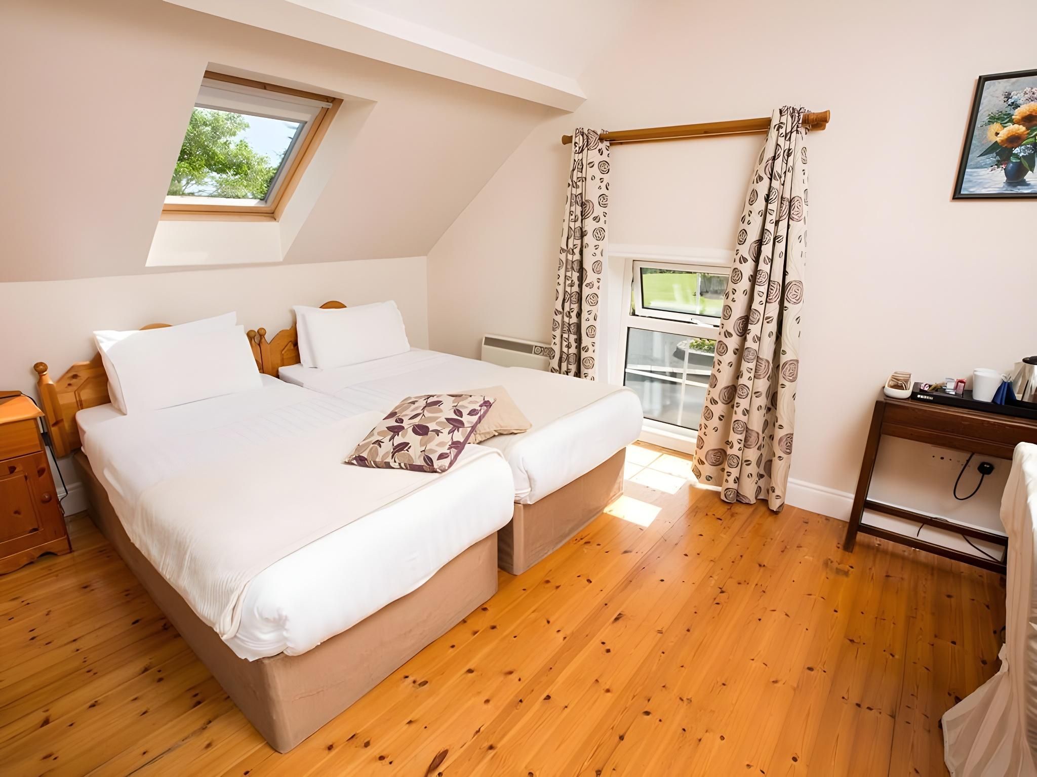 Twin Room-Ensuite with Shower