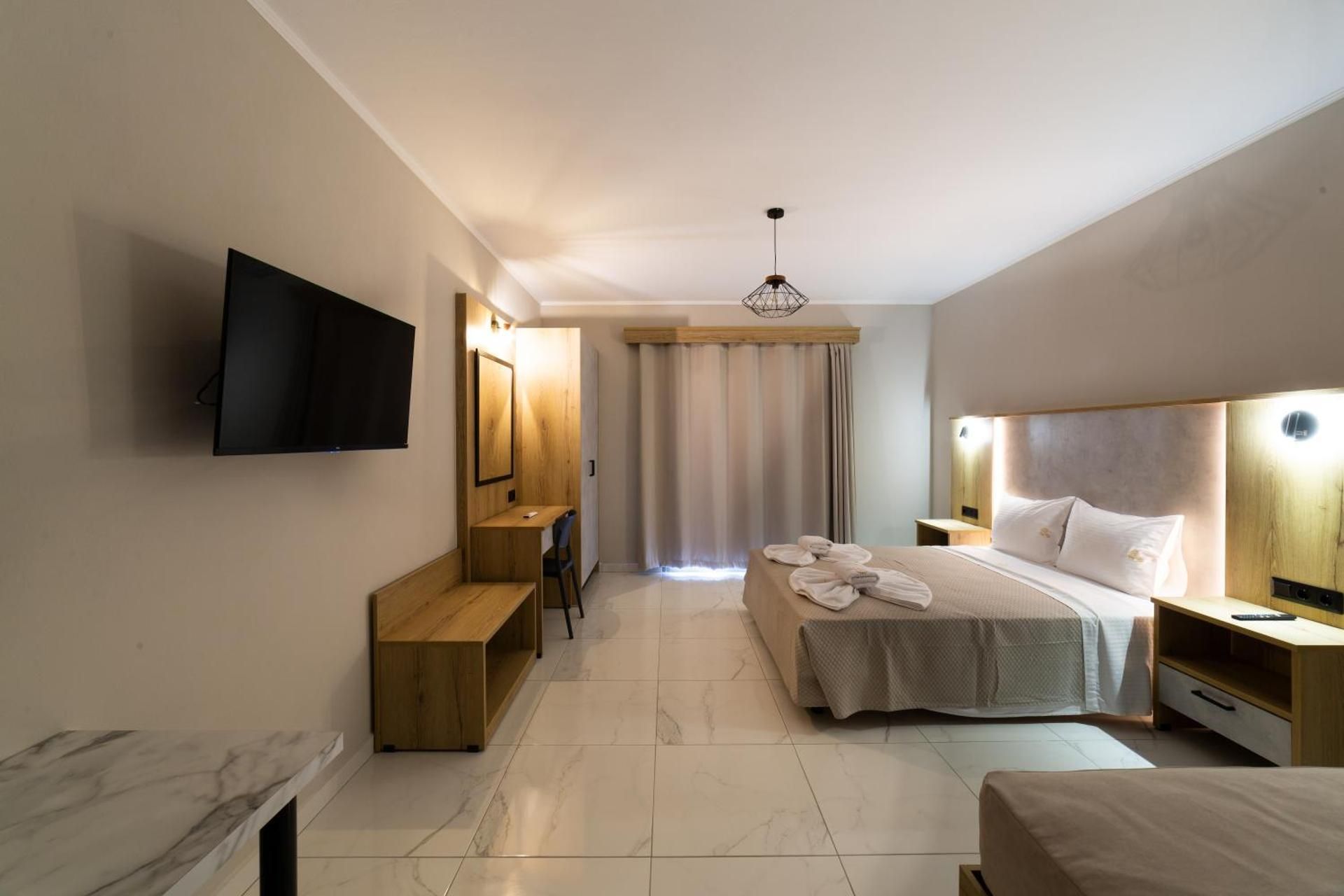 Deluxe Double Room (2 Adults + 1 Child)
