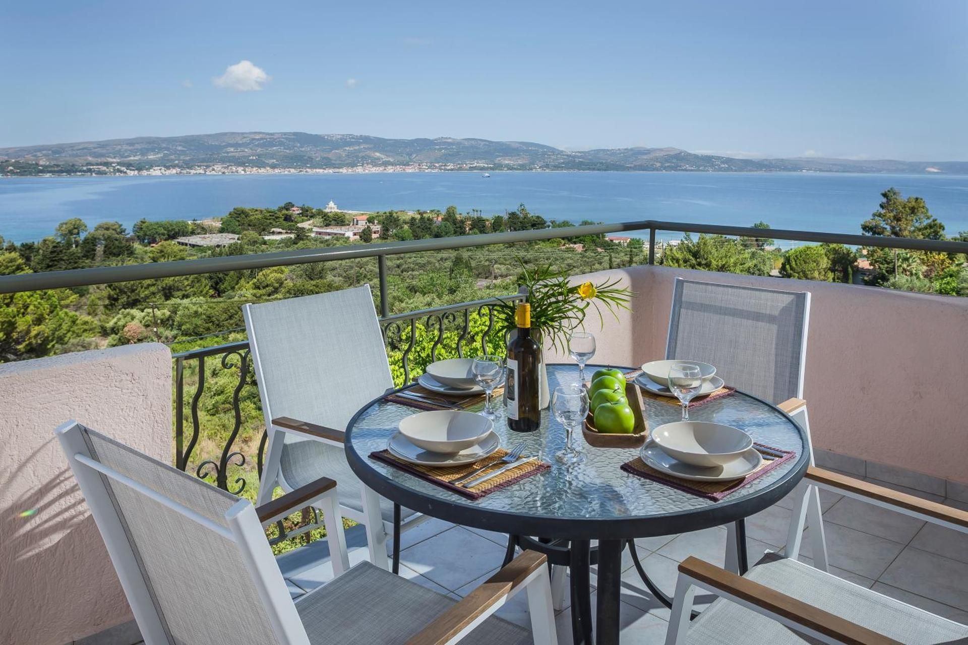 Family Two Bedroom Apartment with Sea View