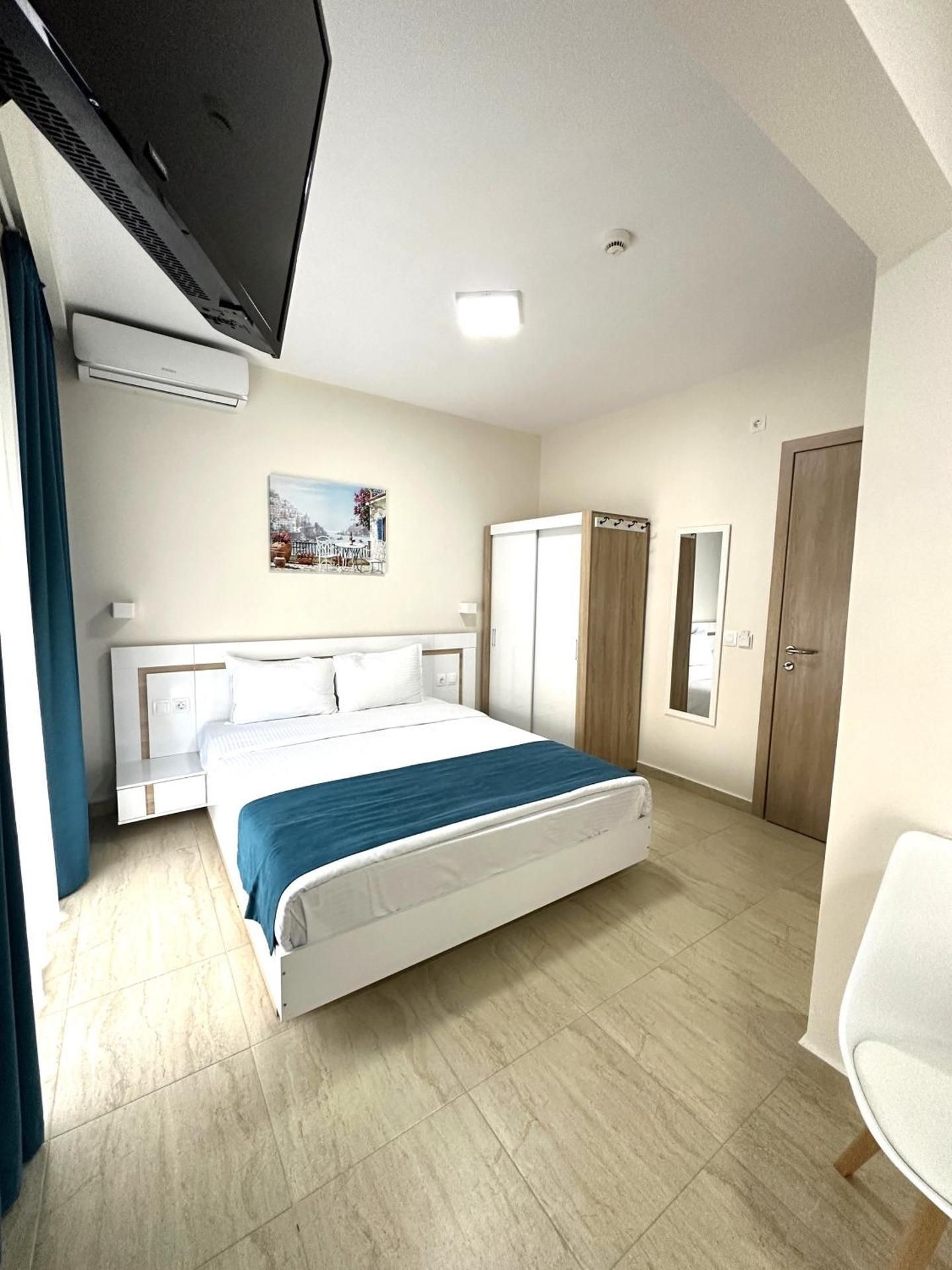 Deluxe Double Room with Side Sea View