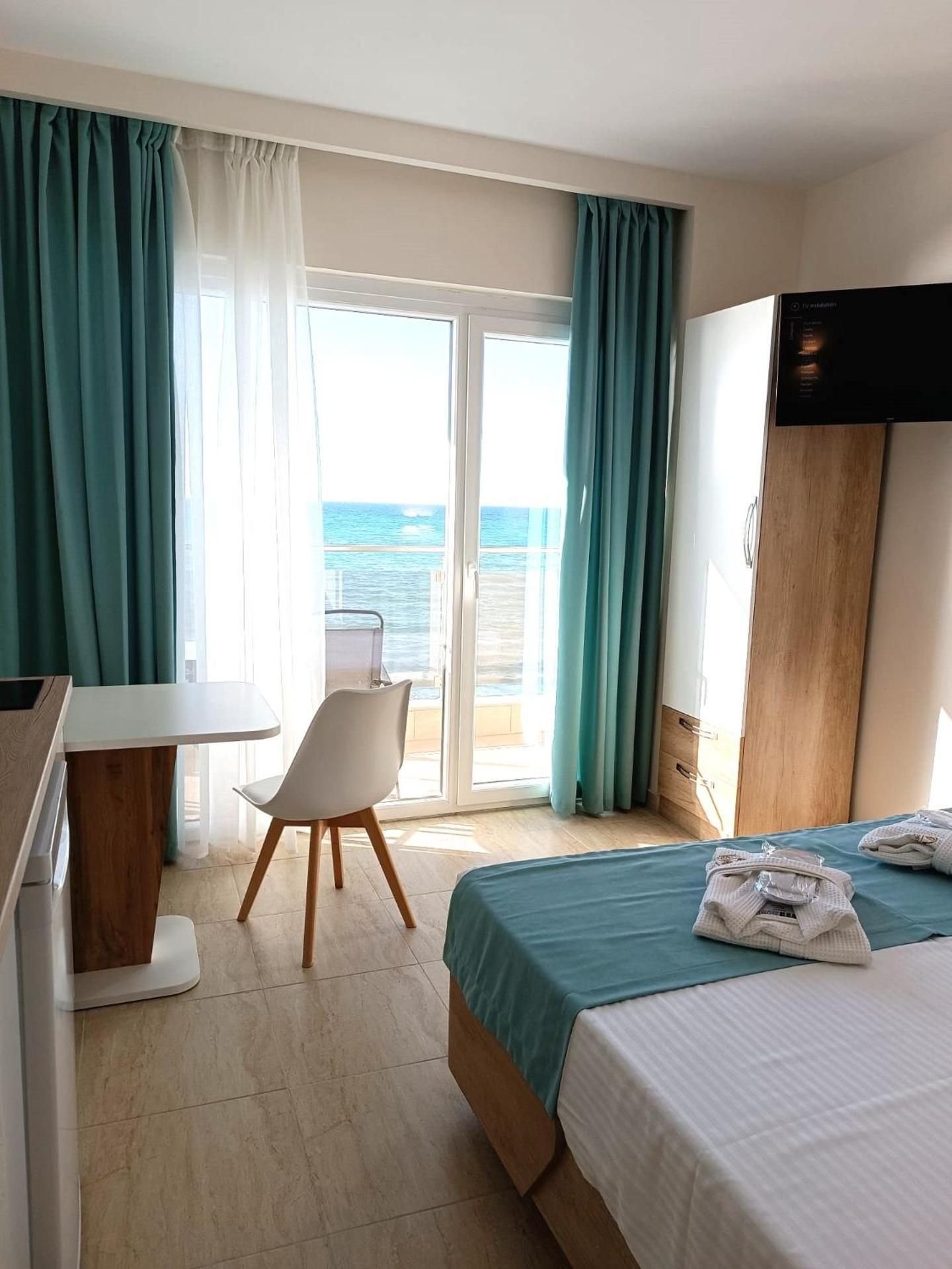 Deluxe Double Room with Balcony and Sea View