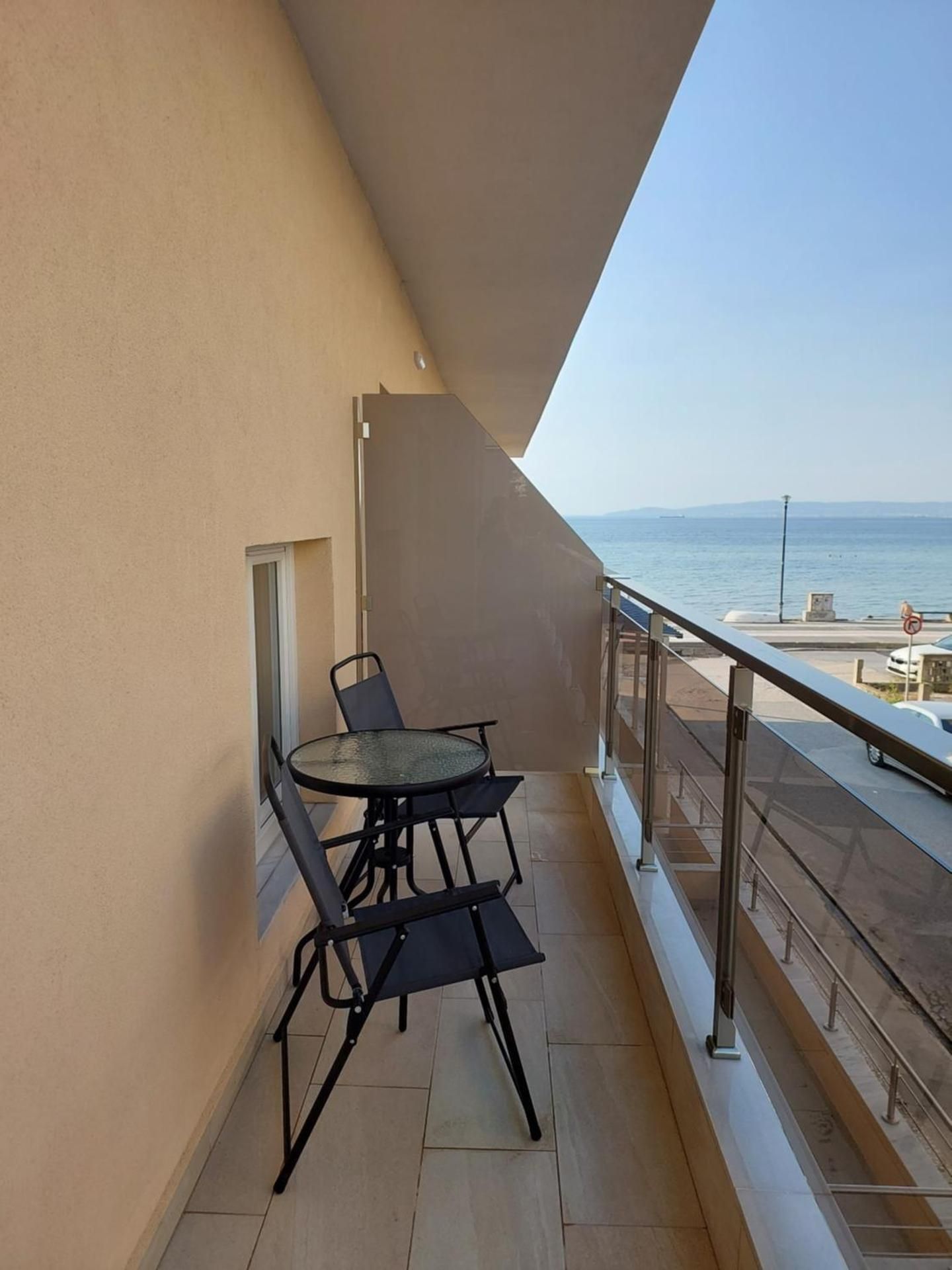 One-Bedroom Apartment with Side Sea View
