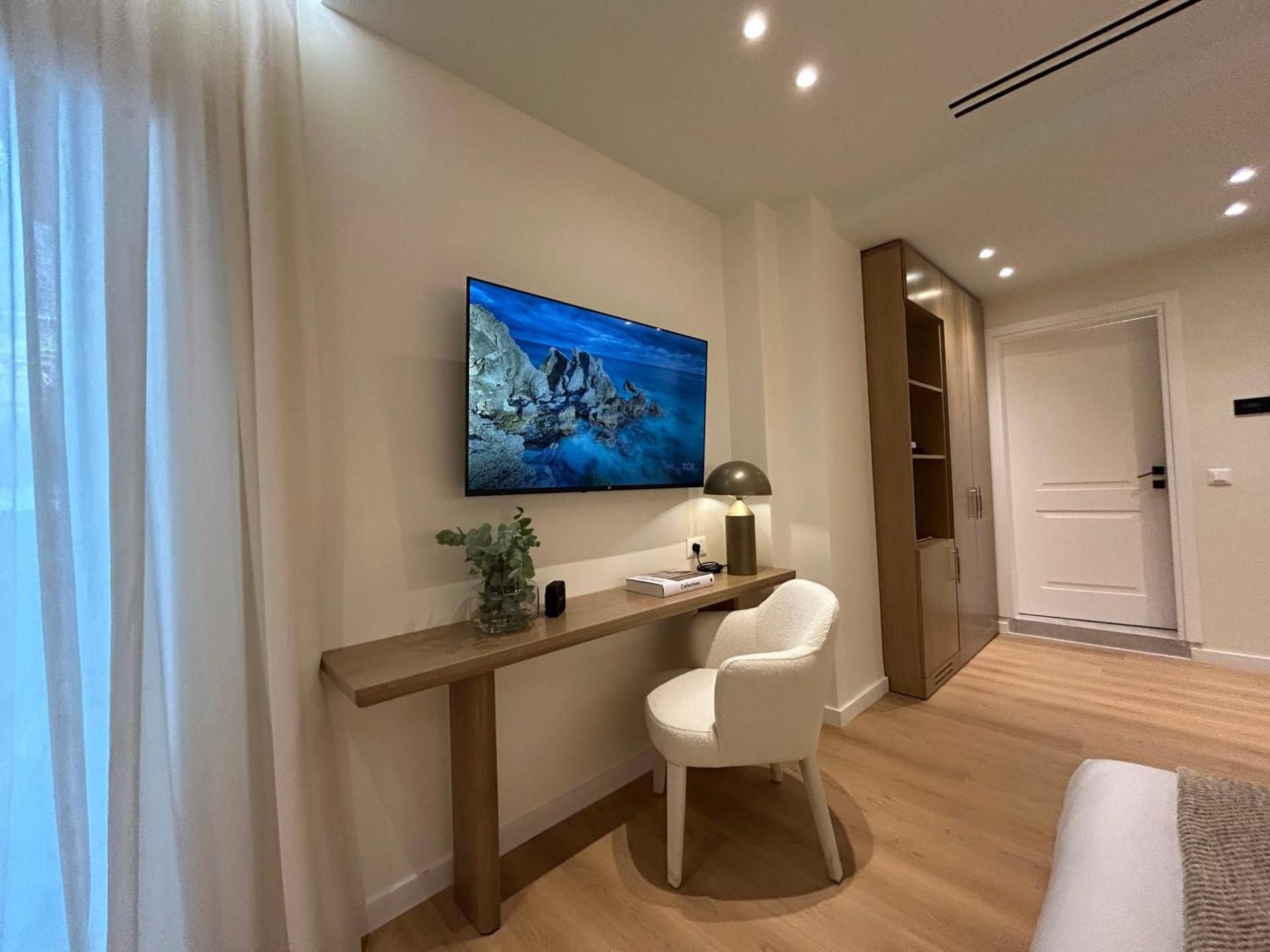 Luxury White Tower Suites Standard Double Room with Inner View 3