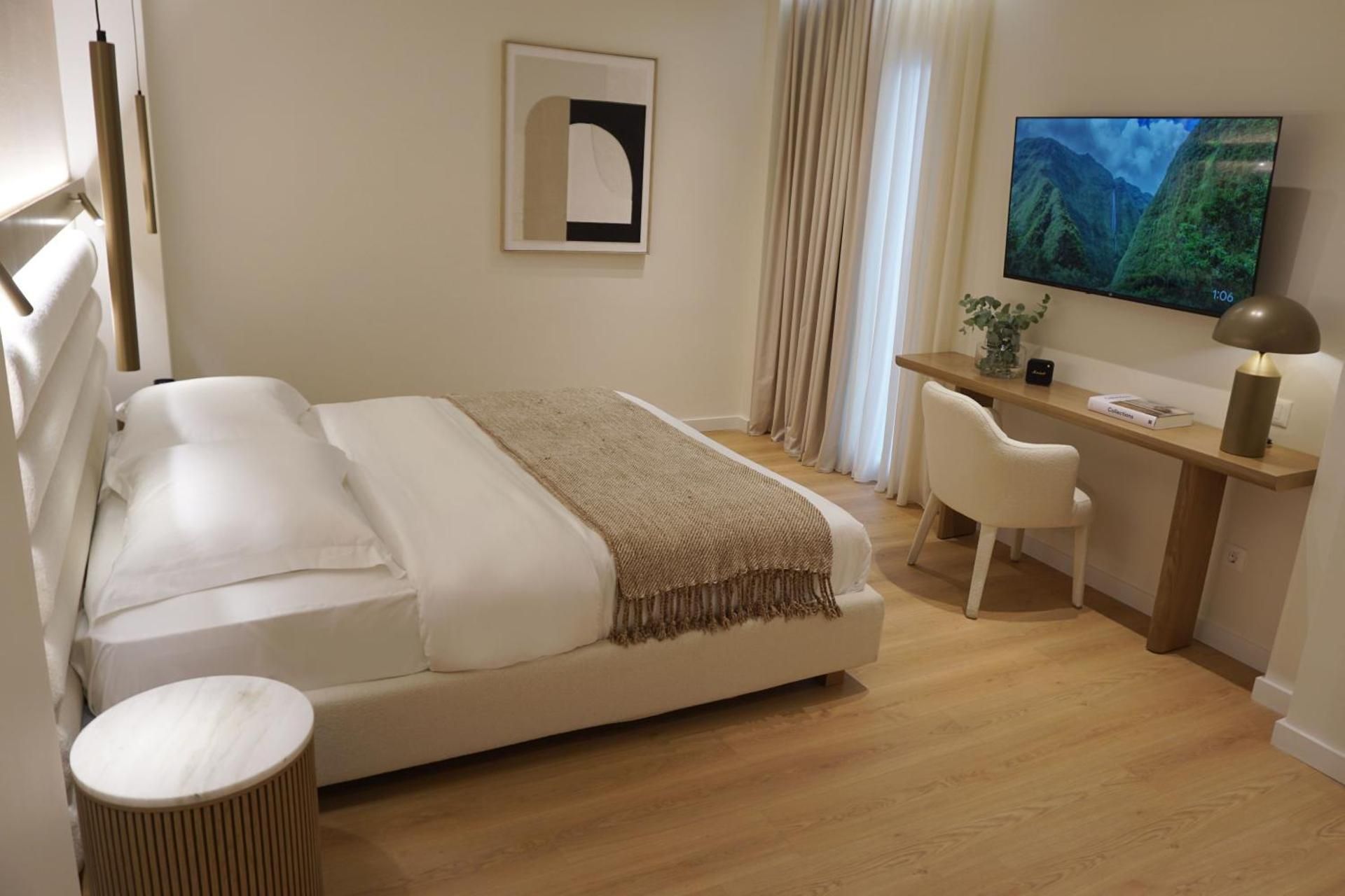 Luxury White Tower Suites Standard Double Room with Inner View