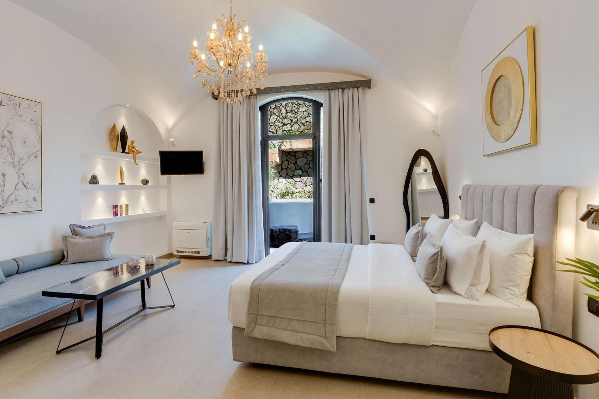 Lower-Level Suite with XL Outdoor Jacuzzi & Terrace