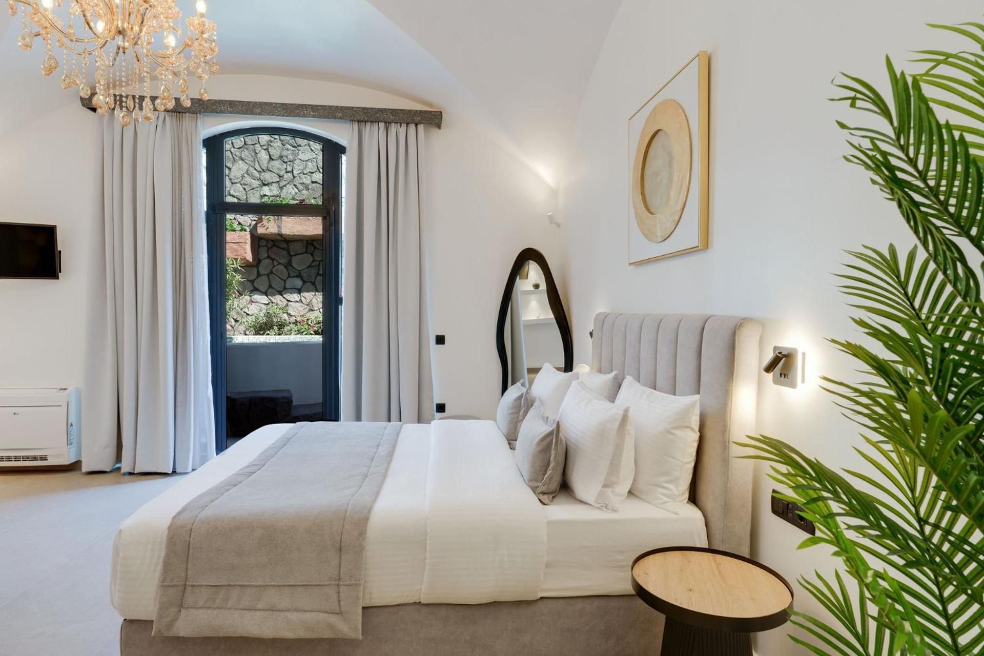 Lower-Level Suite with XL Outdoor Jacuzzi & Terrace