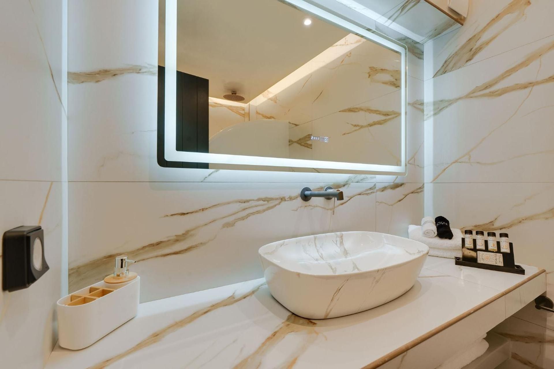 Seaview Suite with Outdoor Jacuzzi & Lounge Deck