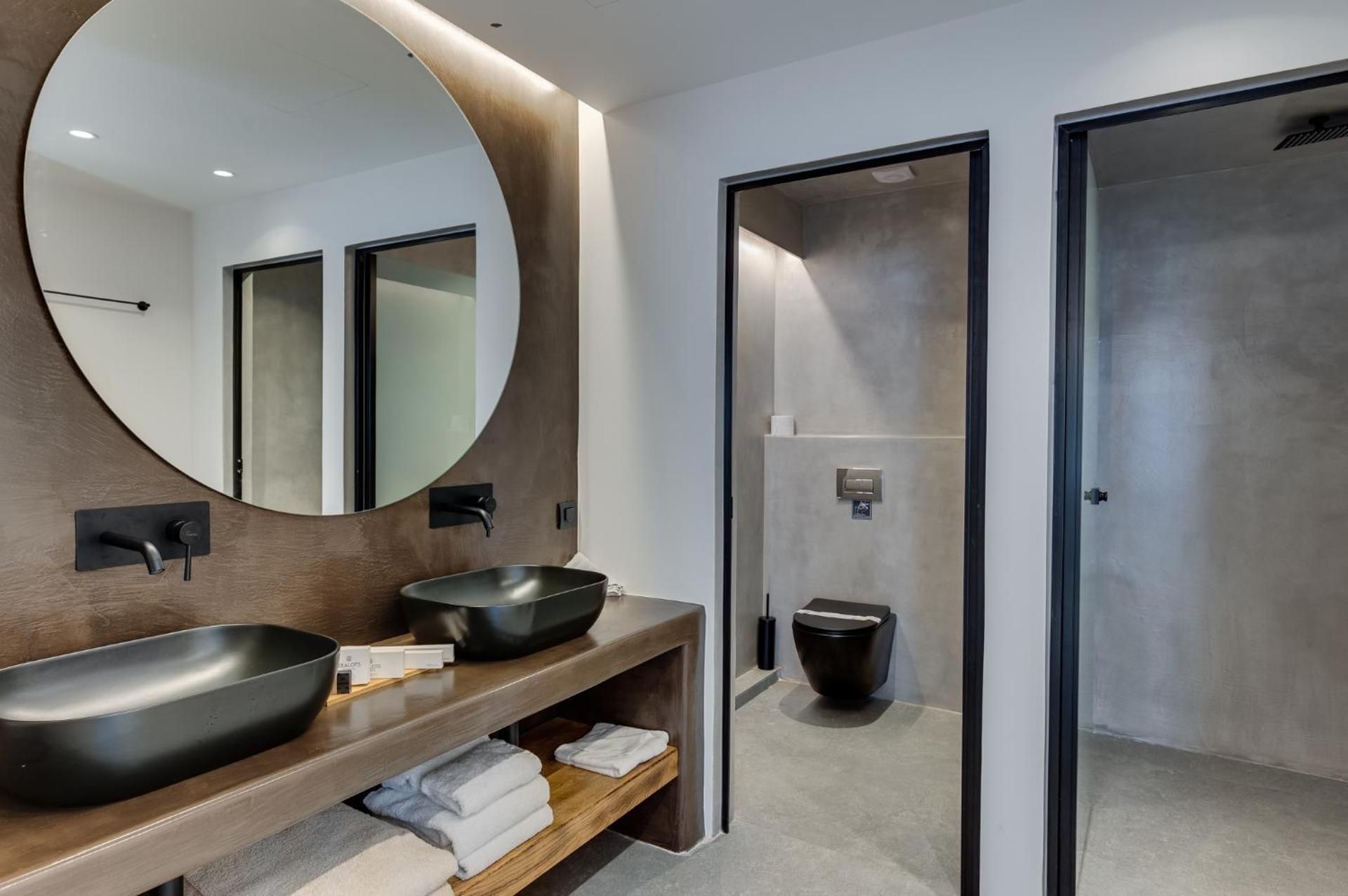 Elegant Suite with Pool View & Garden View