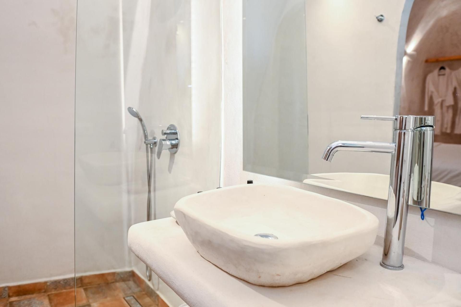 White Curves Santorini Junior Suite 2