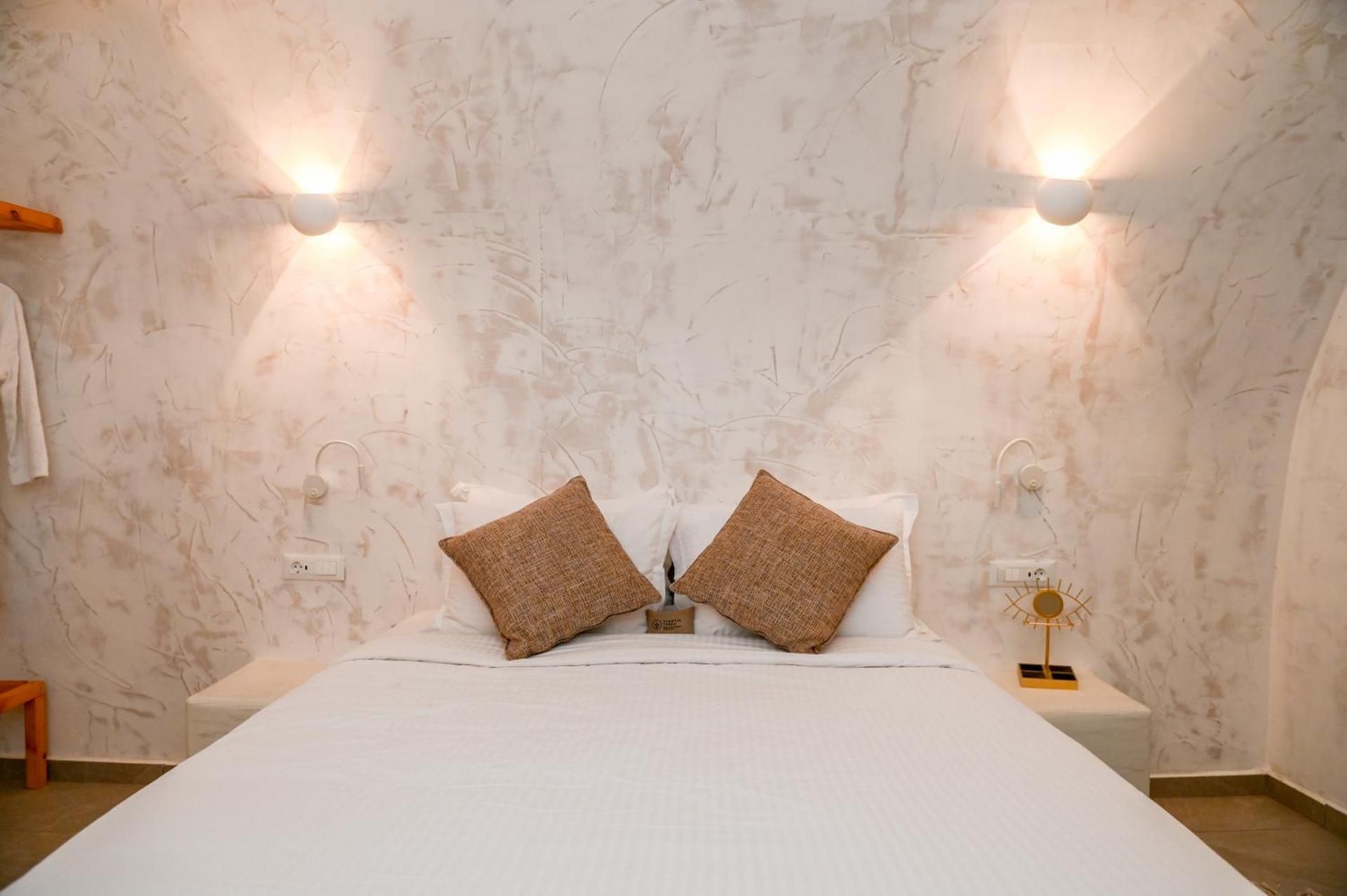 White Curves Santorini Junior Suite