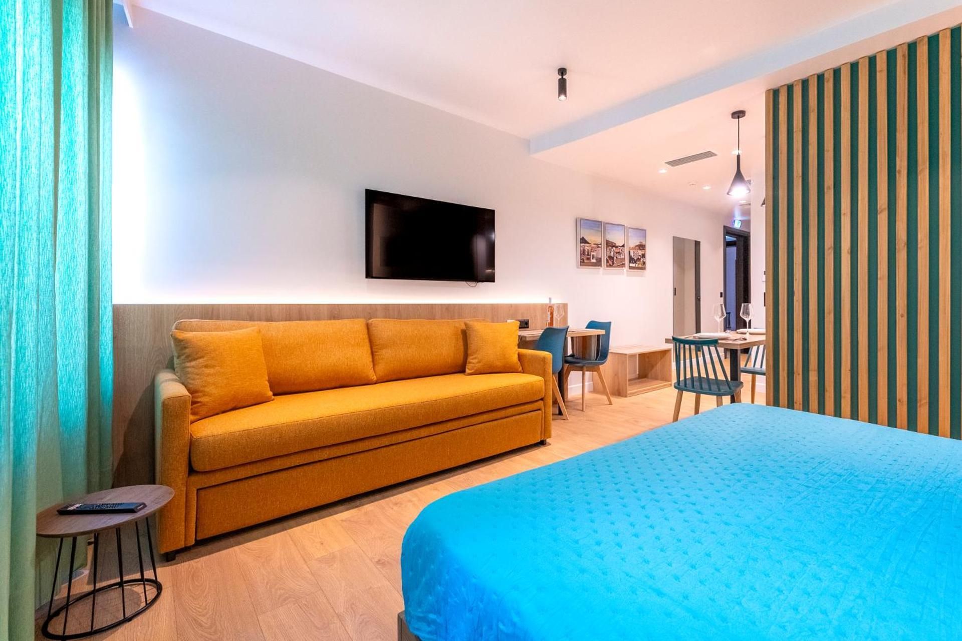 DELUXE APARTMENT