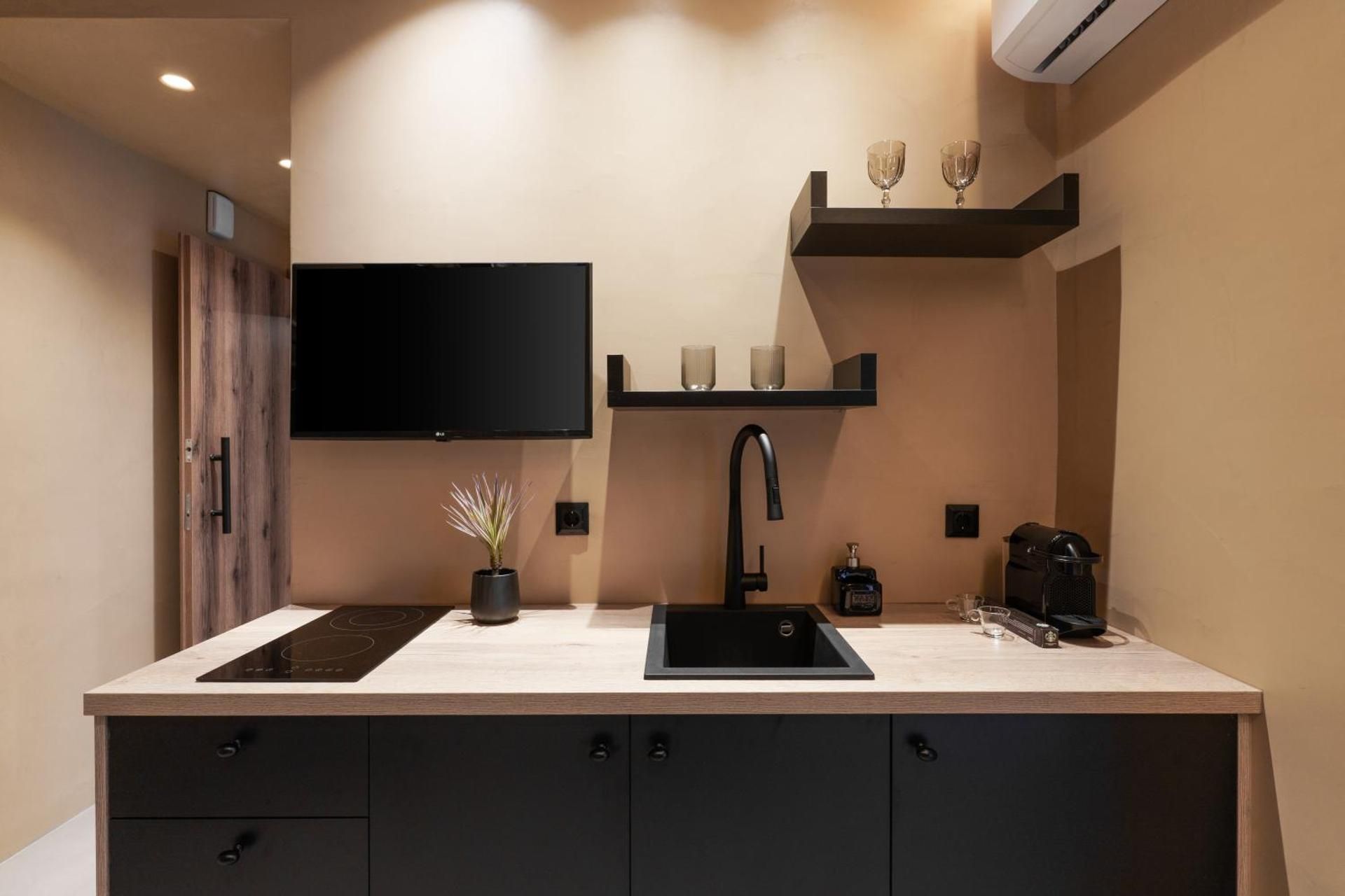 Queen Suite with Spa Bath