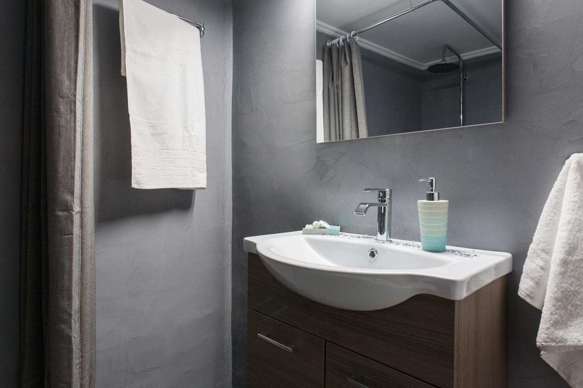 Basic Triple Room with Shared Bathroom