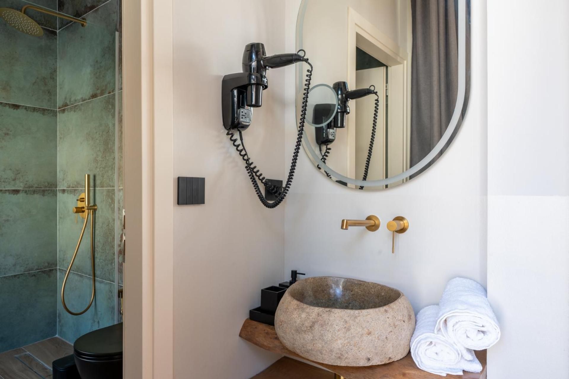 Ode Aristofanous - Urban Boutique Hotel Suite with Balcony 3