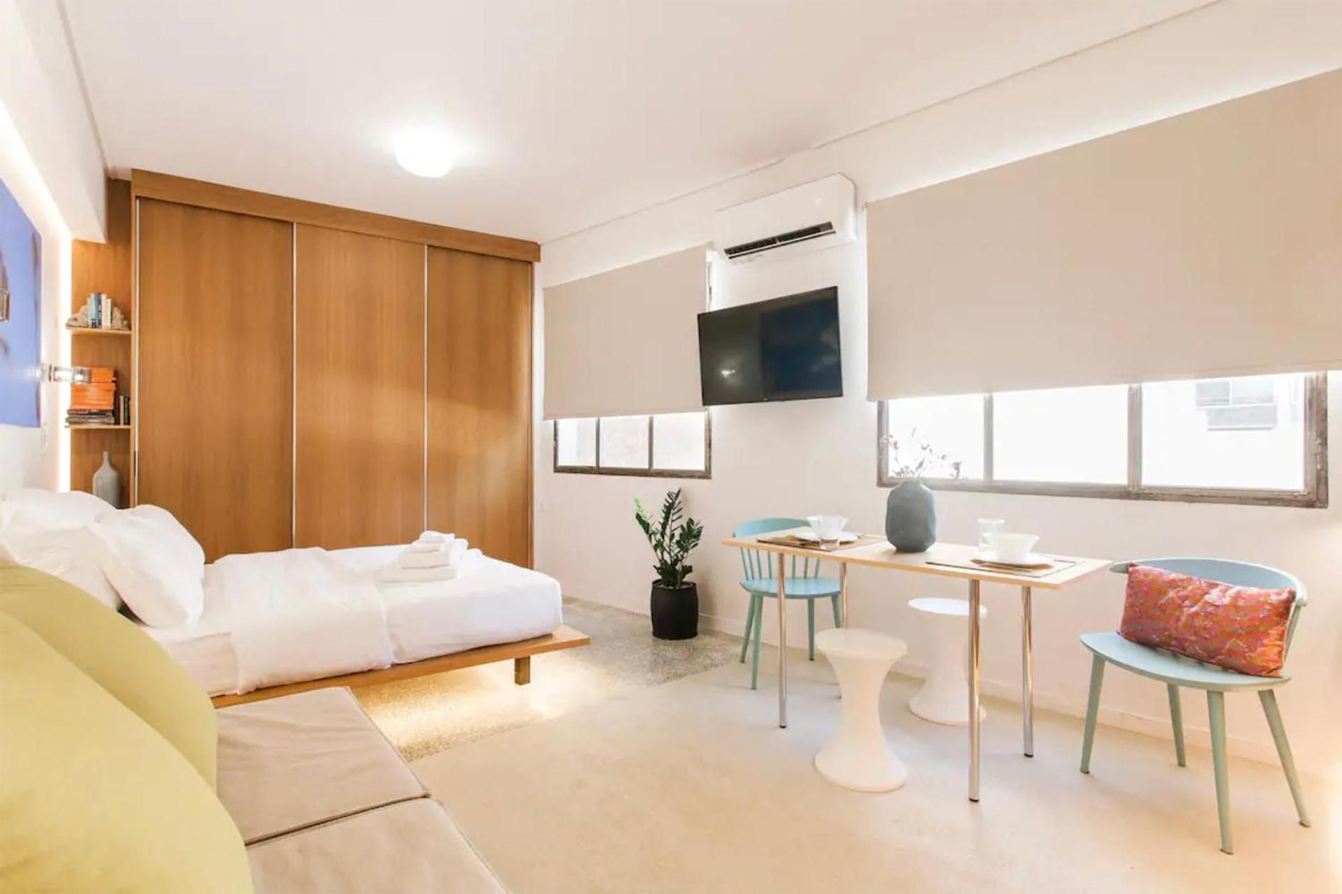 AM16 Suites Athens King Studio 2