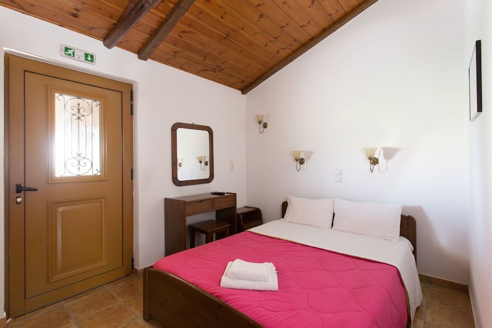 Studio, Kitchenette, Courtyard Area