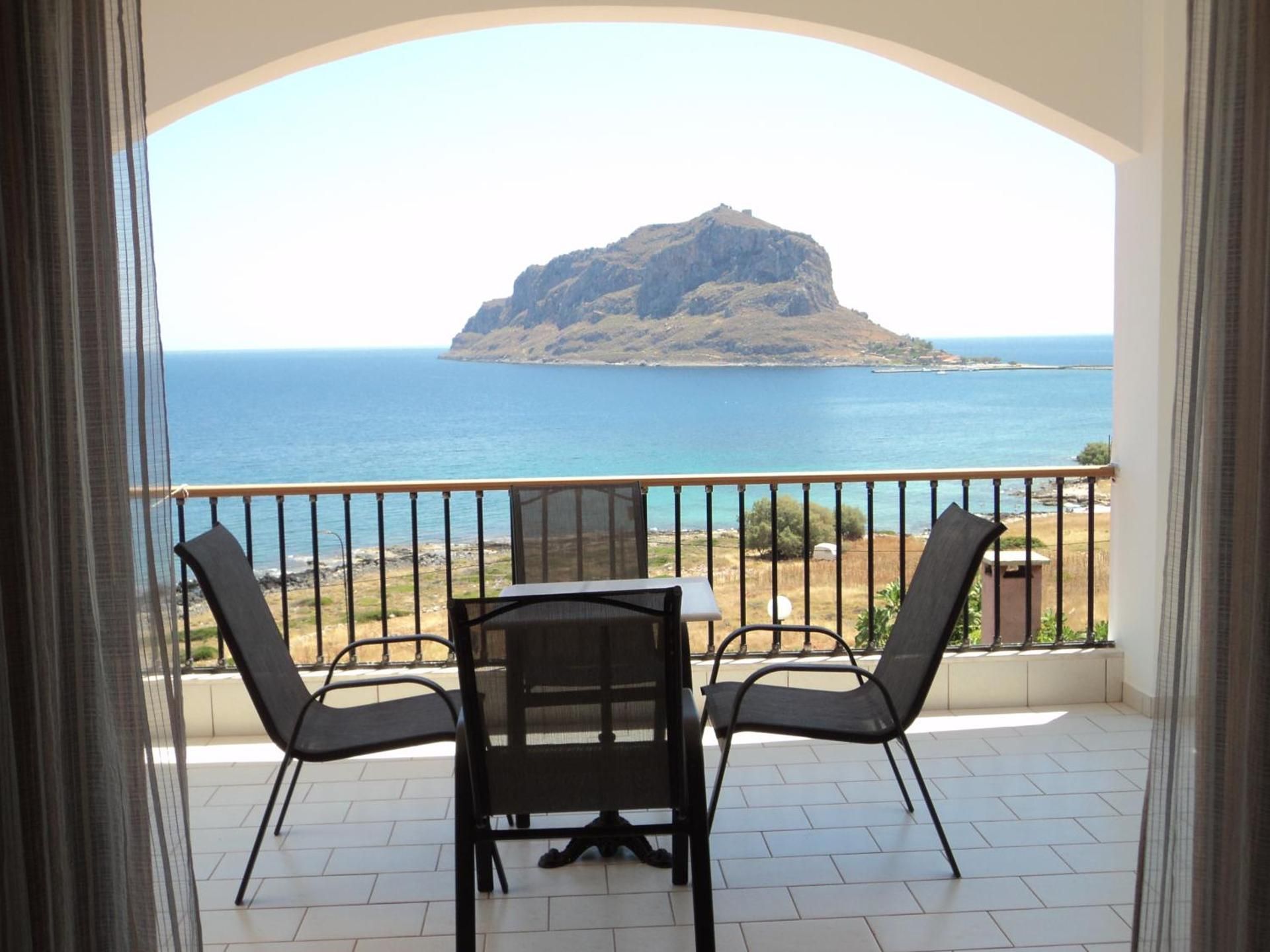 Deluxe One-Bedroom Apartment with Ocean View
