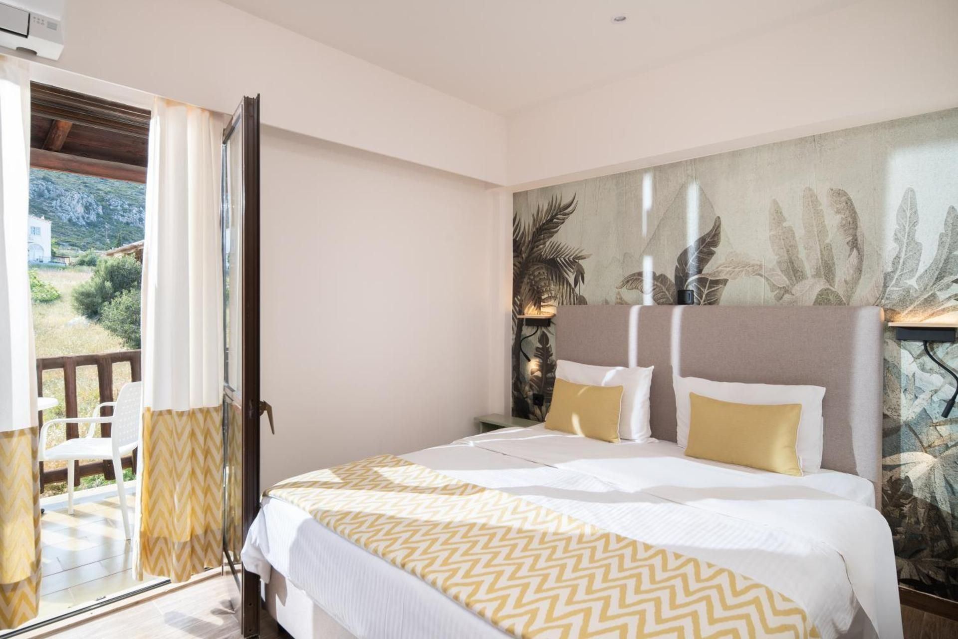 Economy One-Bedroom Apartment with Mountain View