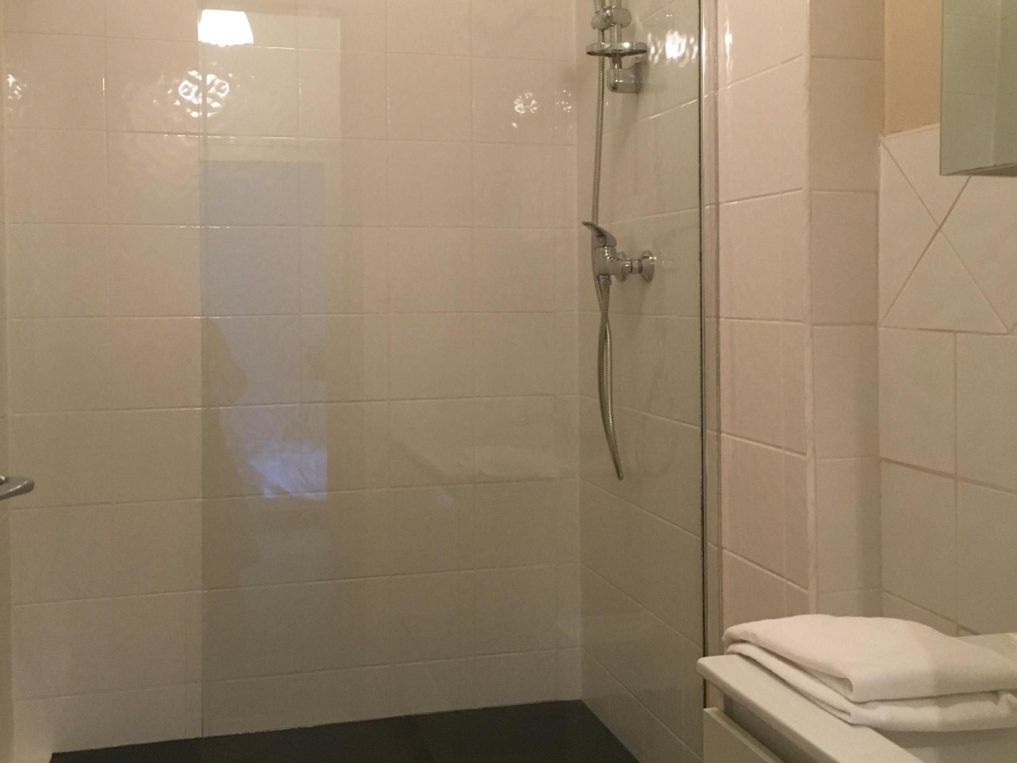 Appartement-Villa-Douche-Vue sur Jardin-Le Pavillon de Chasse