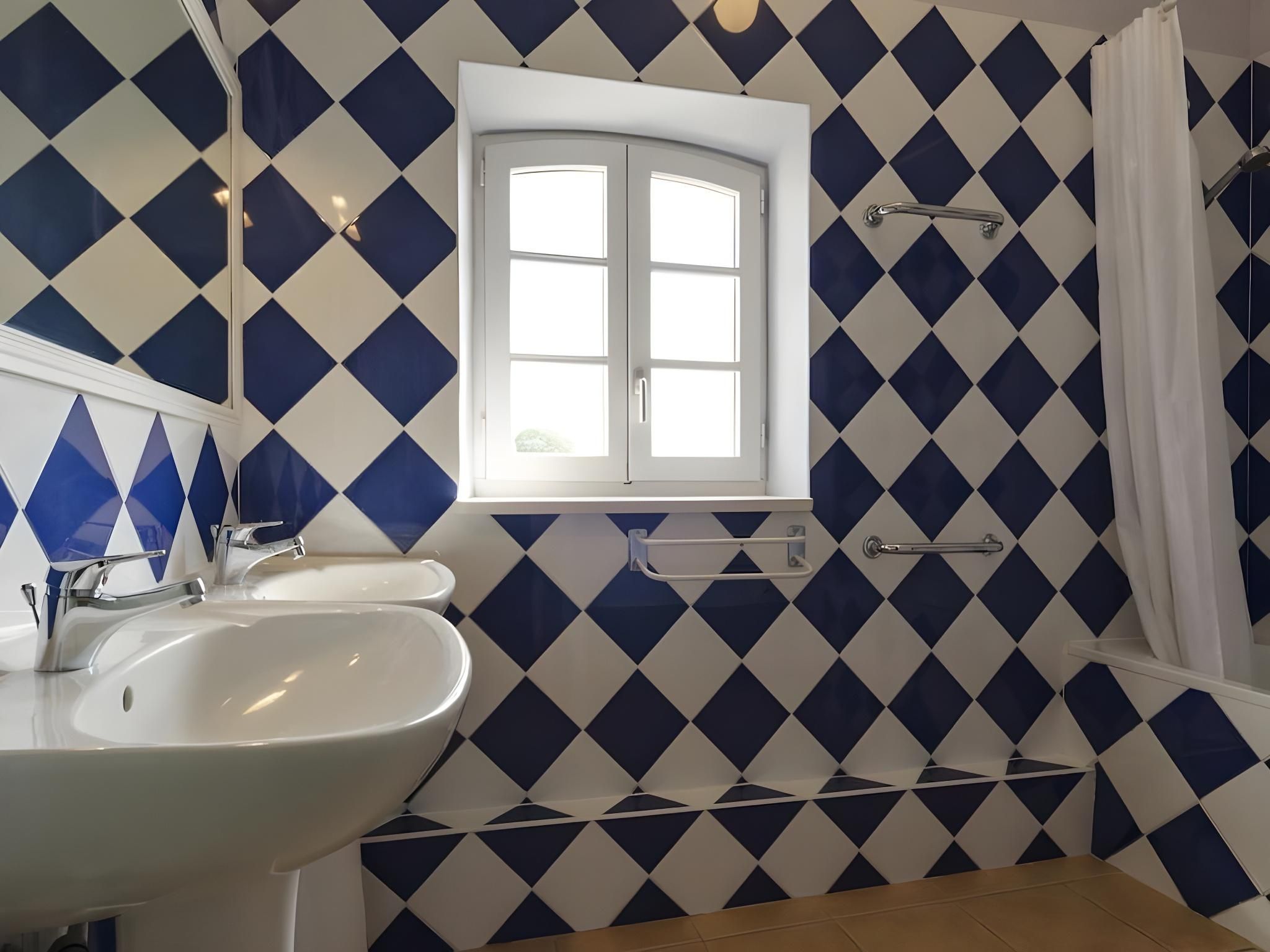 Appartement-Villa-Salle de bain et douche-Vue sur Jardin-Gîte Le Ramonétage