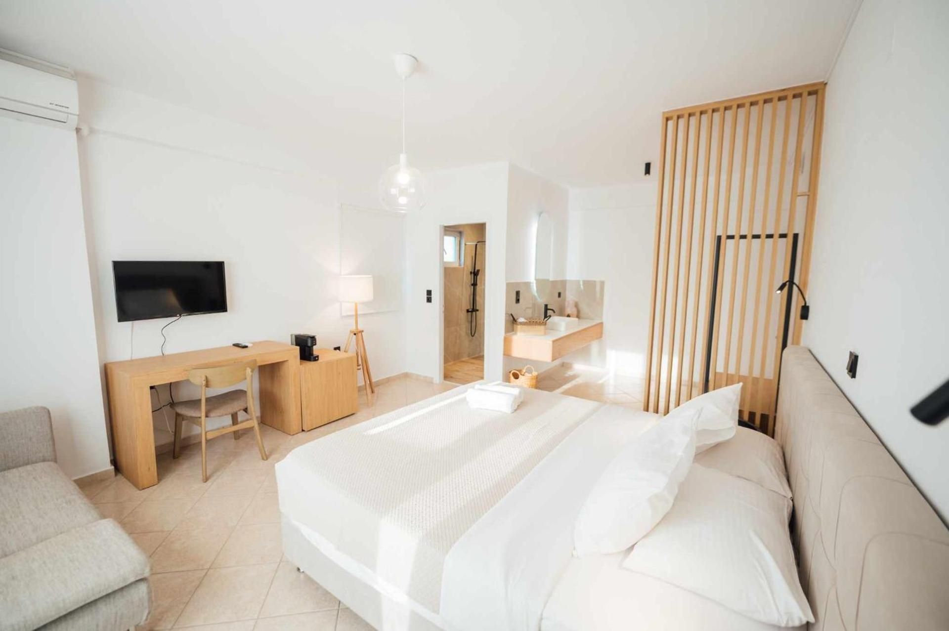 Deluxe Double Room (2 Adults + 1 Child)