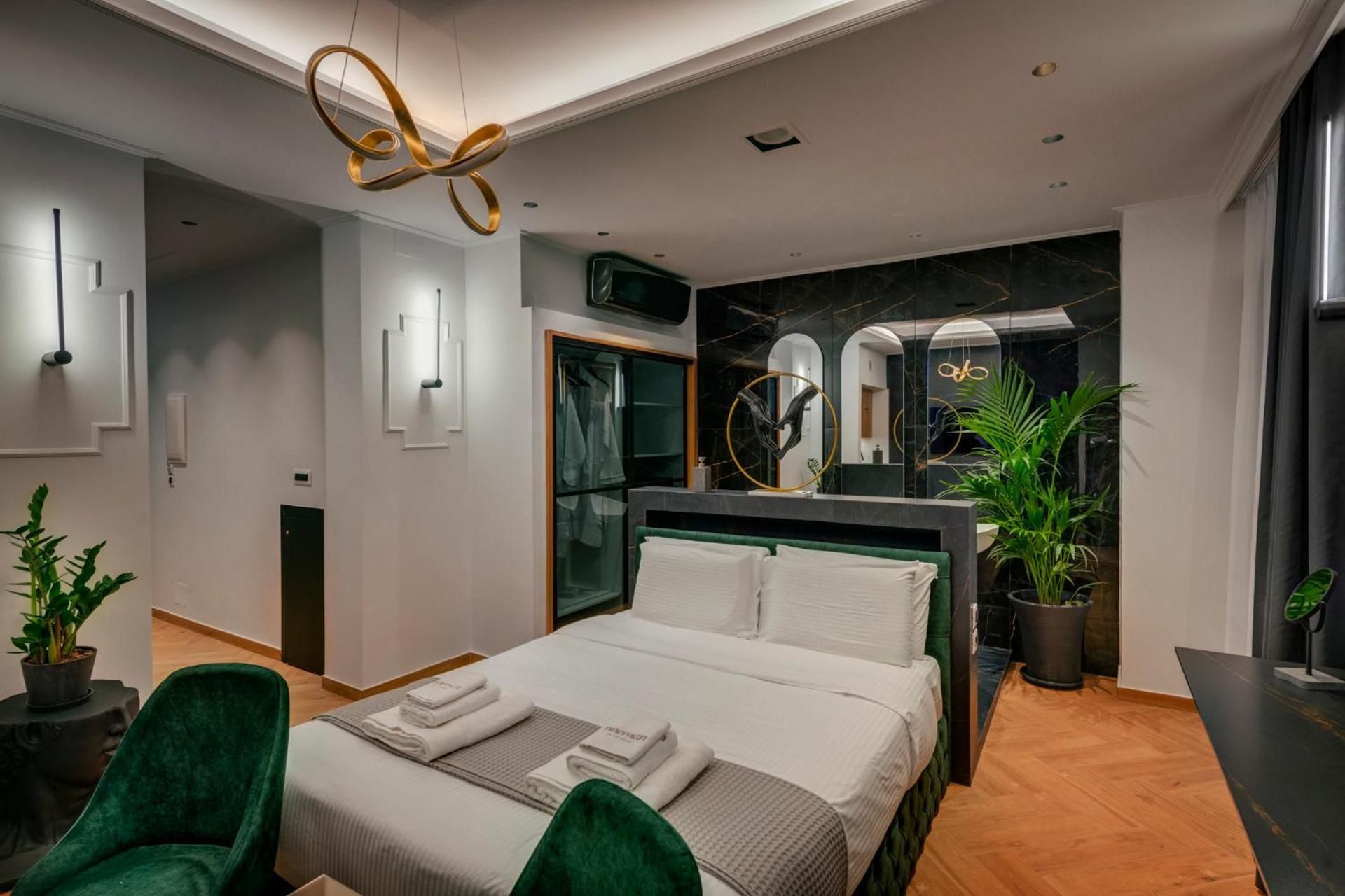 Deluxe Suite with Spa Bath