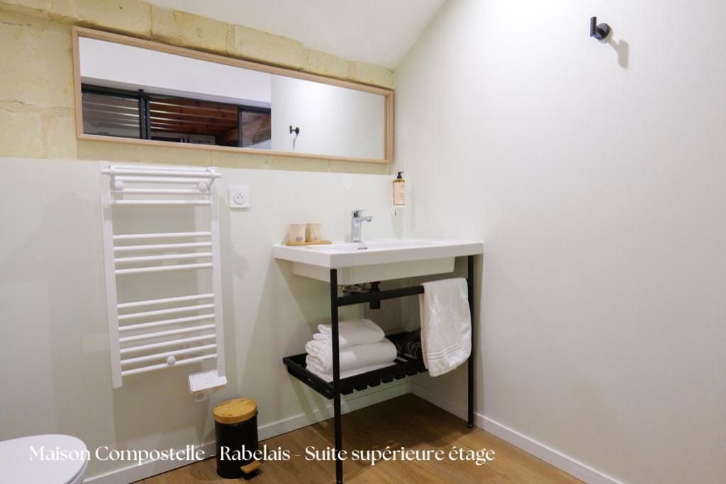 Compostelle House- Standard Suite -Descartes/Rabelais