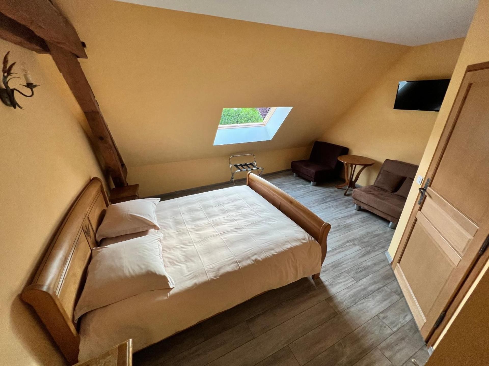 Deluxe Double Room (2 Adults + 1 Child)