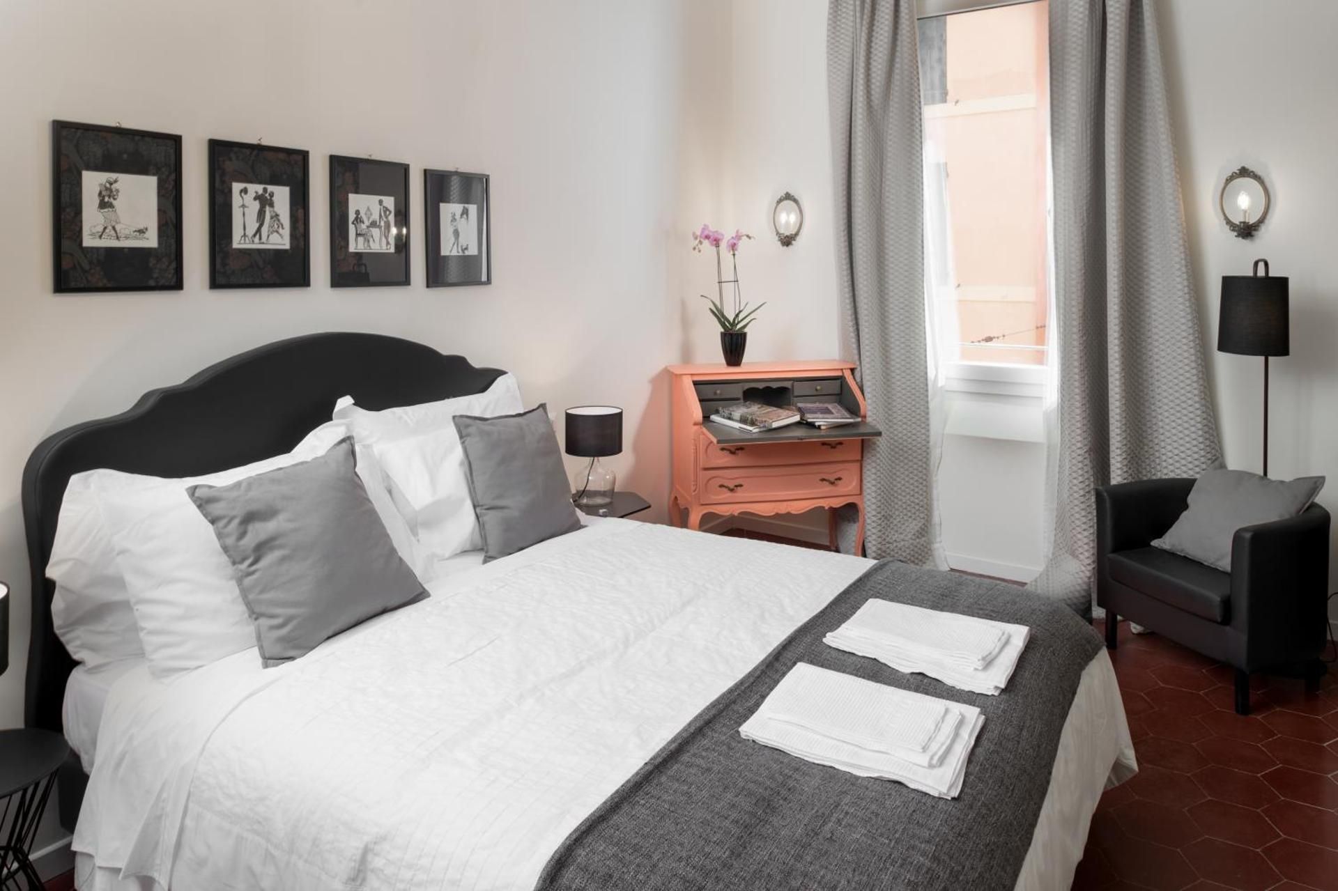 DELUXE APARTMENT