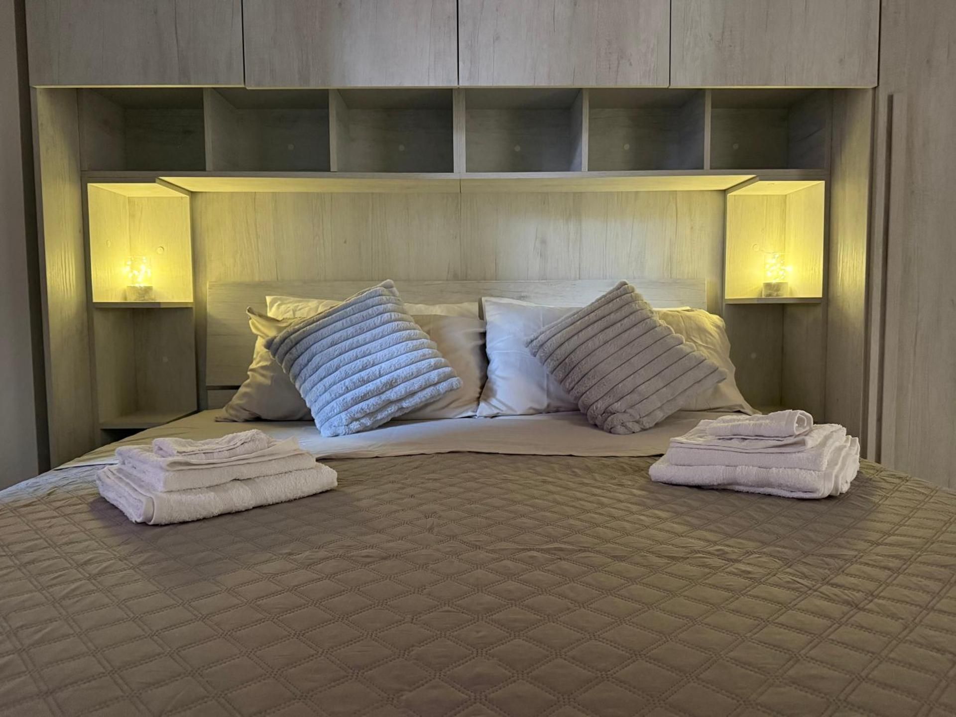 Deluxe One-Bedroom Apartment