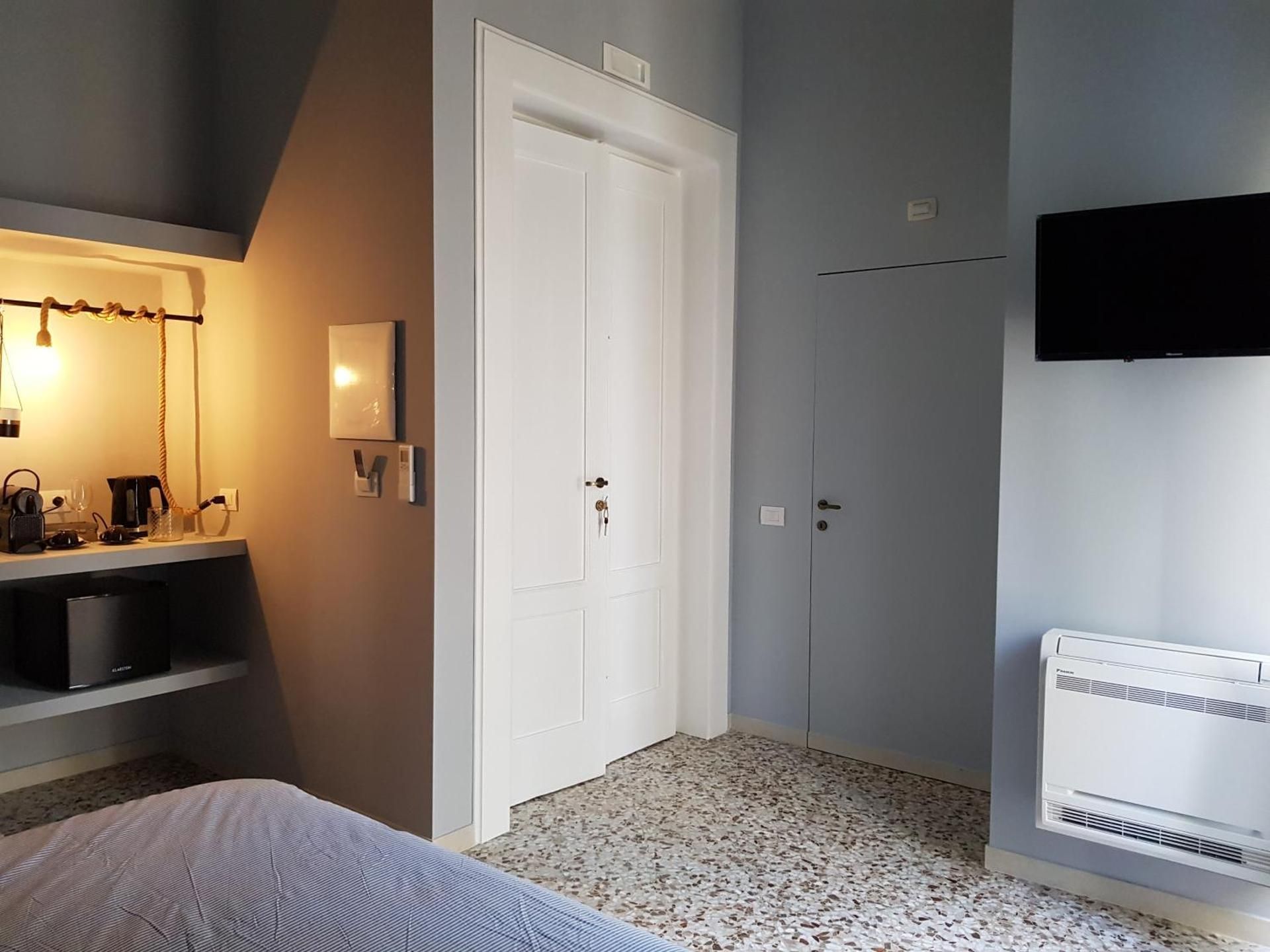 MammaDada charm rooms Deluxe Double Room with Balcony 3