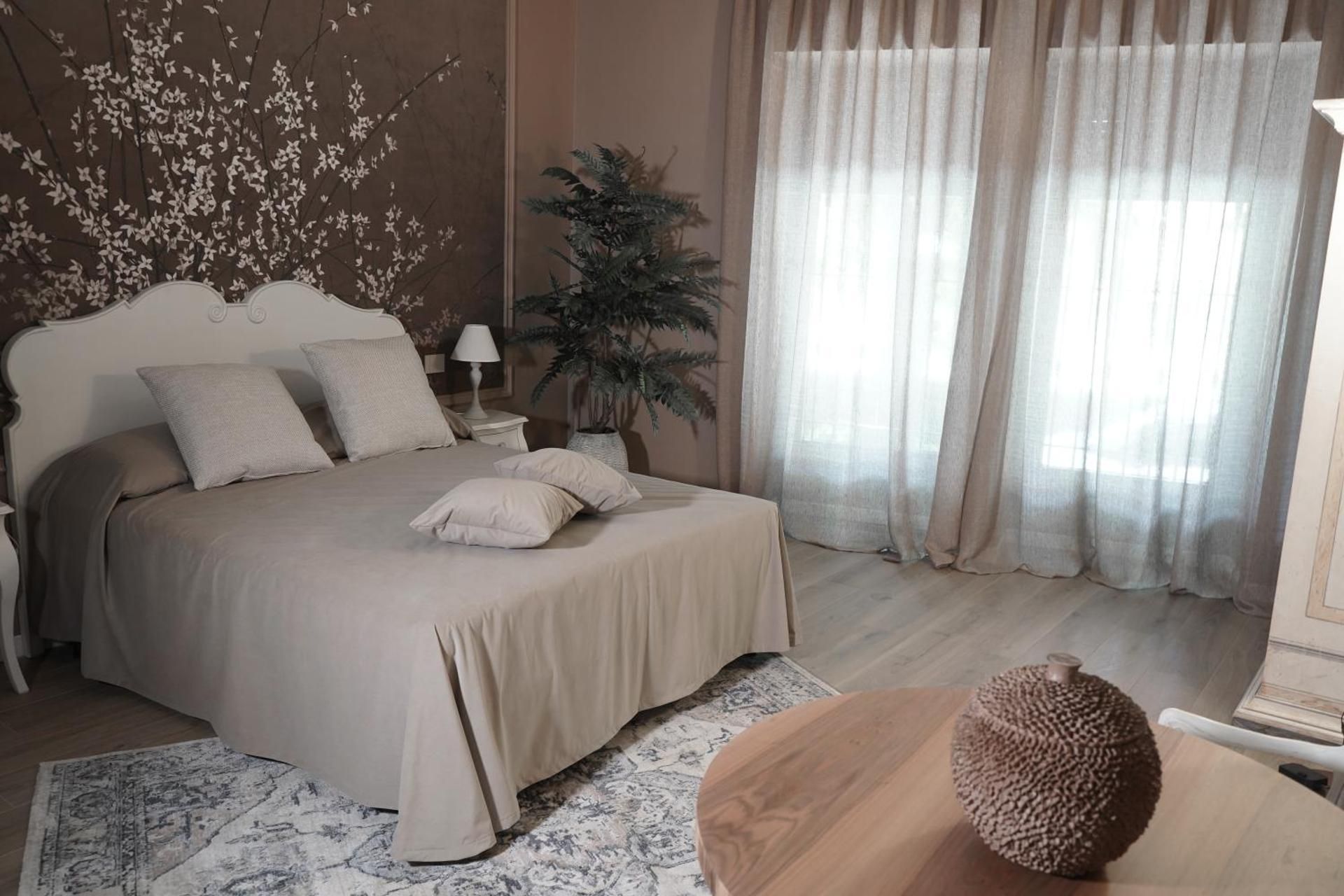 Deluxe One-Bedroom Apartment