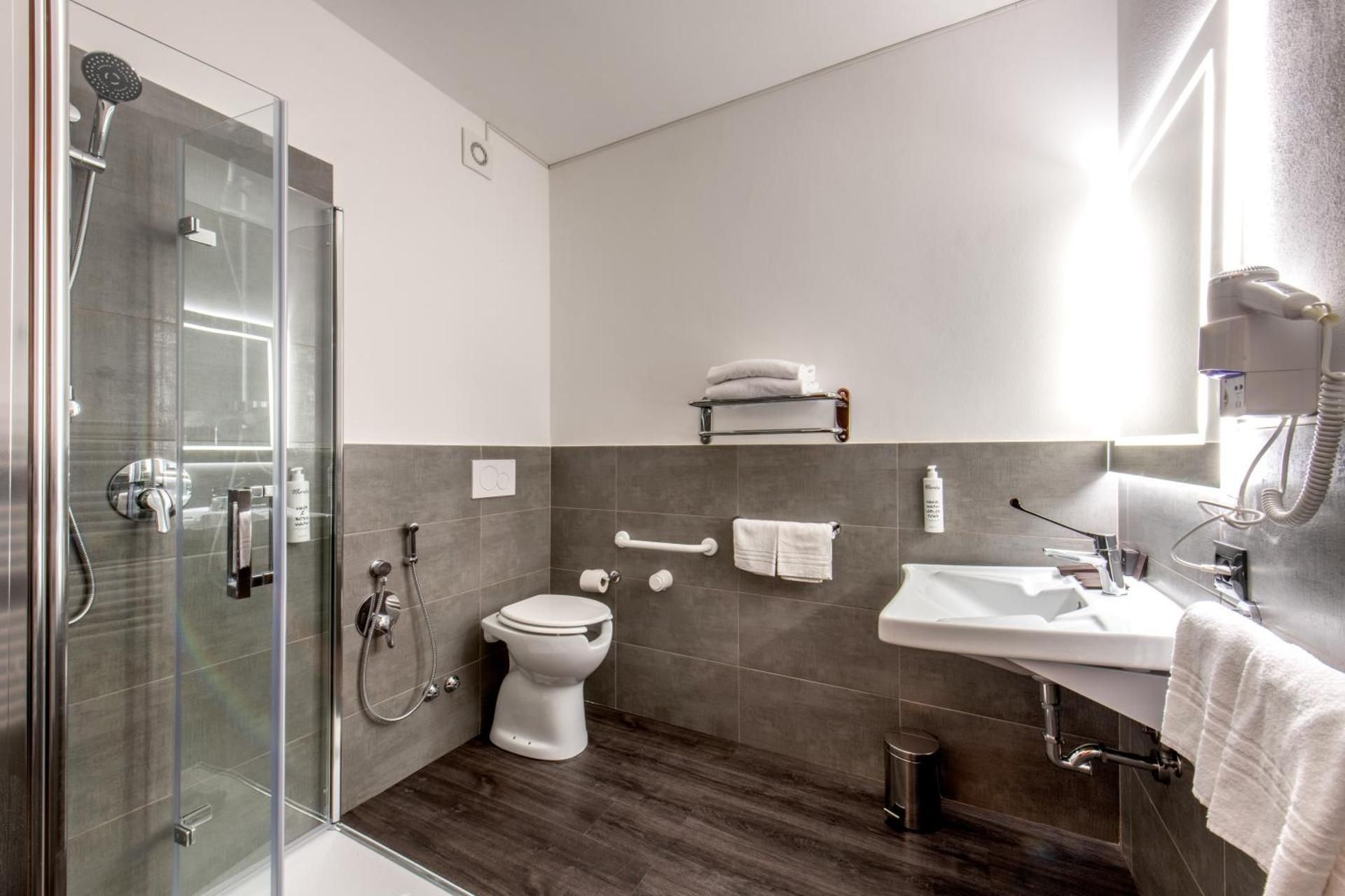 Comfort Single Room with Roll-In Shower - Disability Access/Non-Smoking