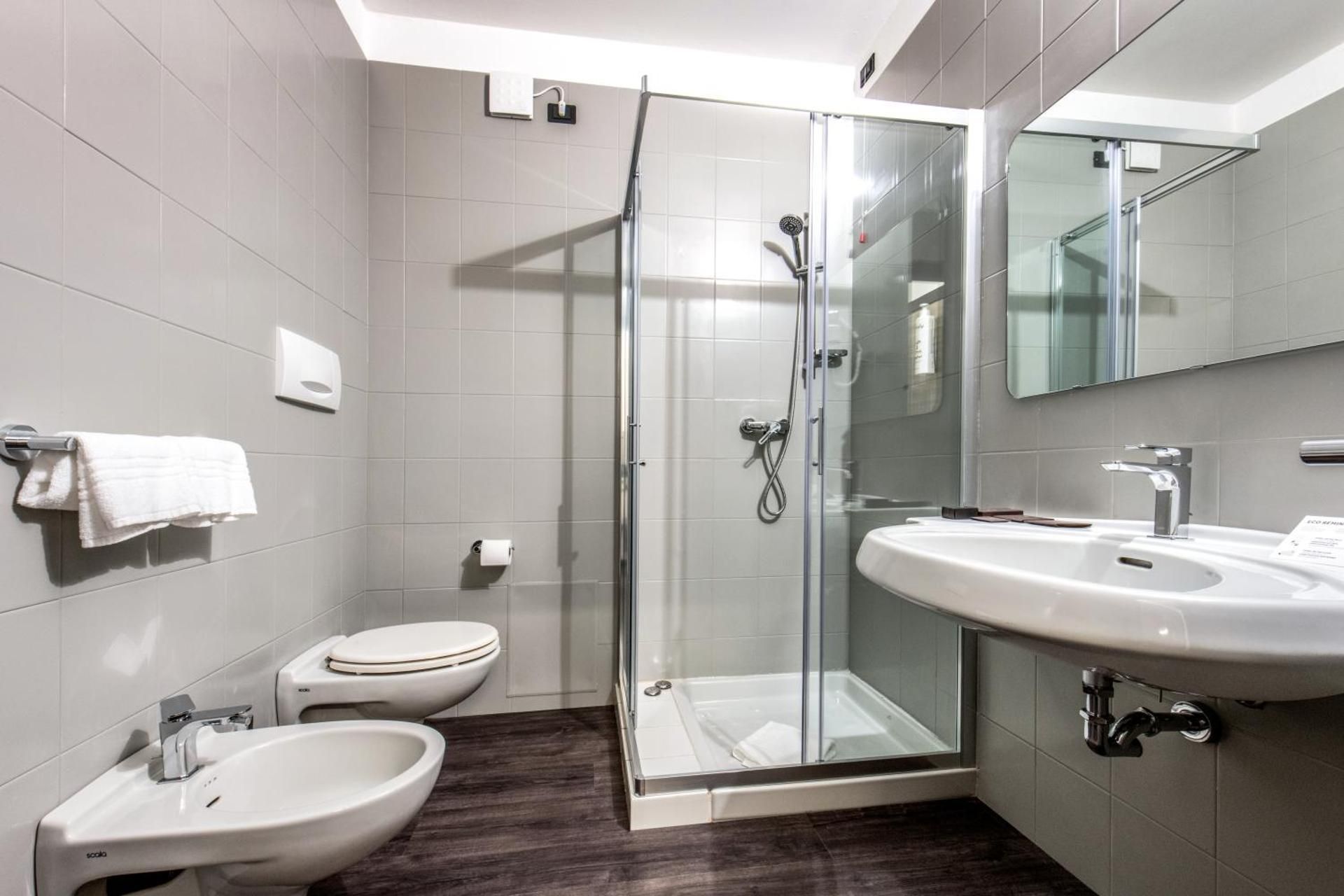 Comfort Queen Room with One Queen Bed and One Single Bed - Non-Smoking