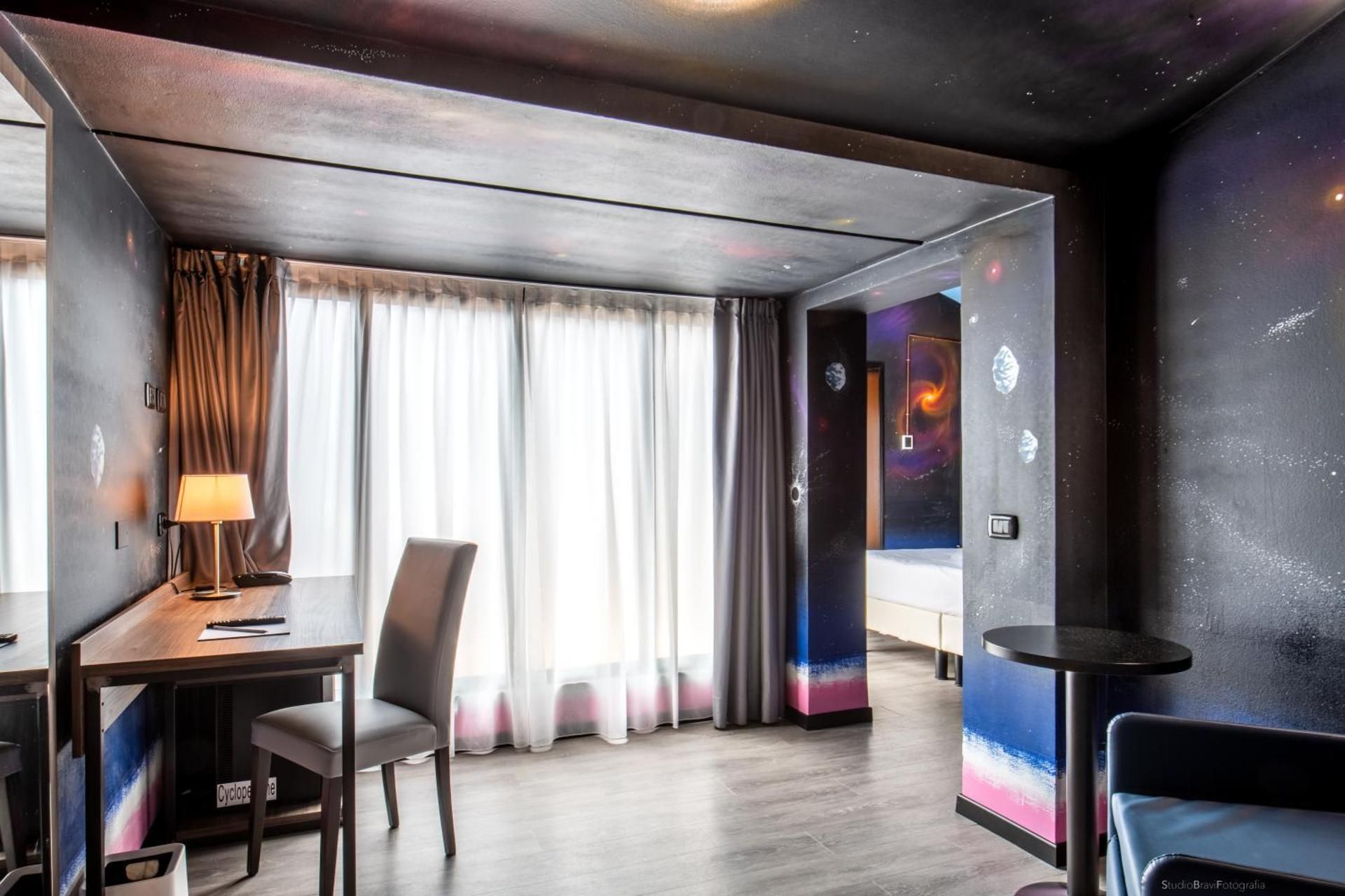 Junior Queen Suite - Non-Smoking