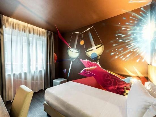 Comfort Queen Room with Roll-In Shower - Disability Access/Non-Smoking