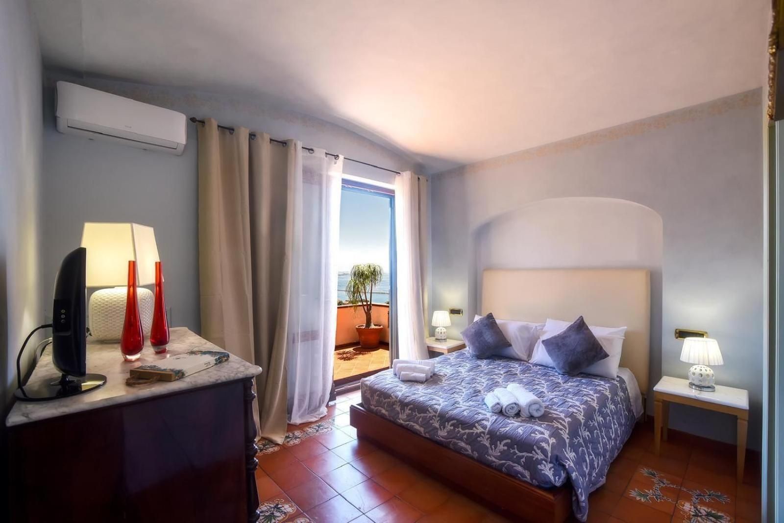 Deluxe Double Room with Balcony and Sea View