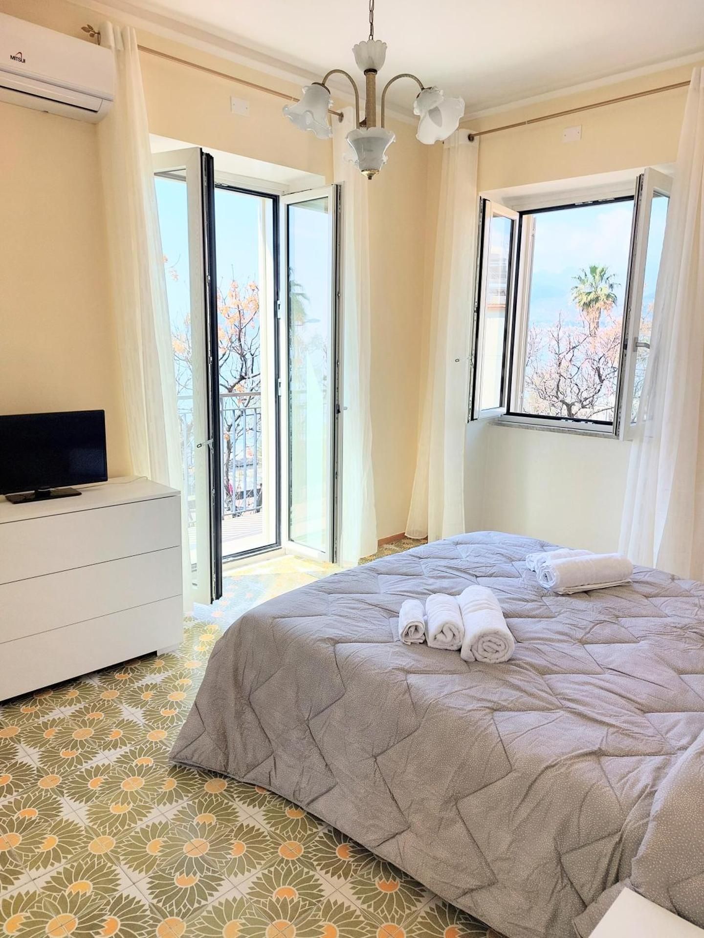 PARADISO Triple Room with Private External Bathroom 3