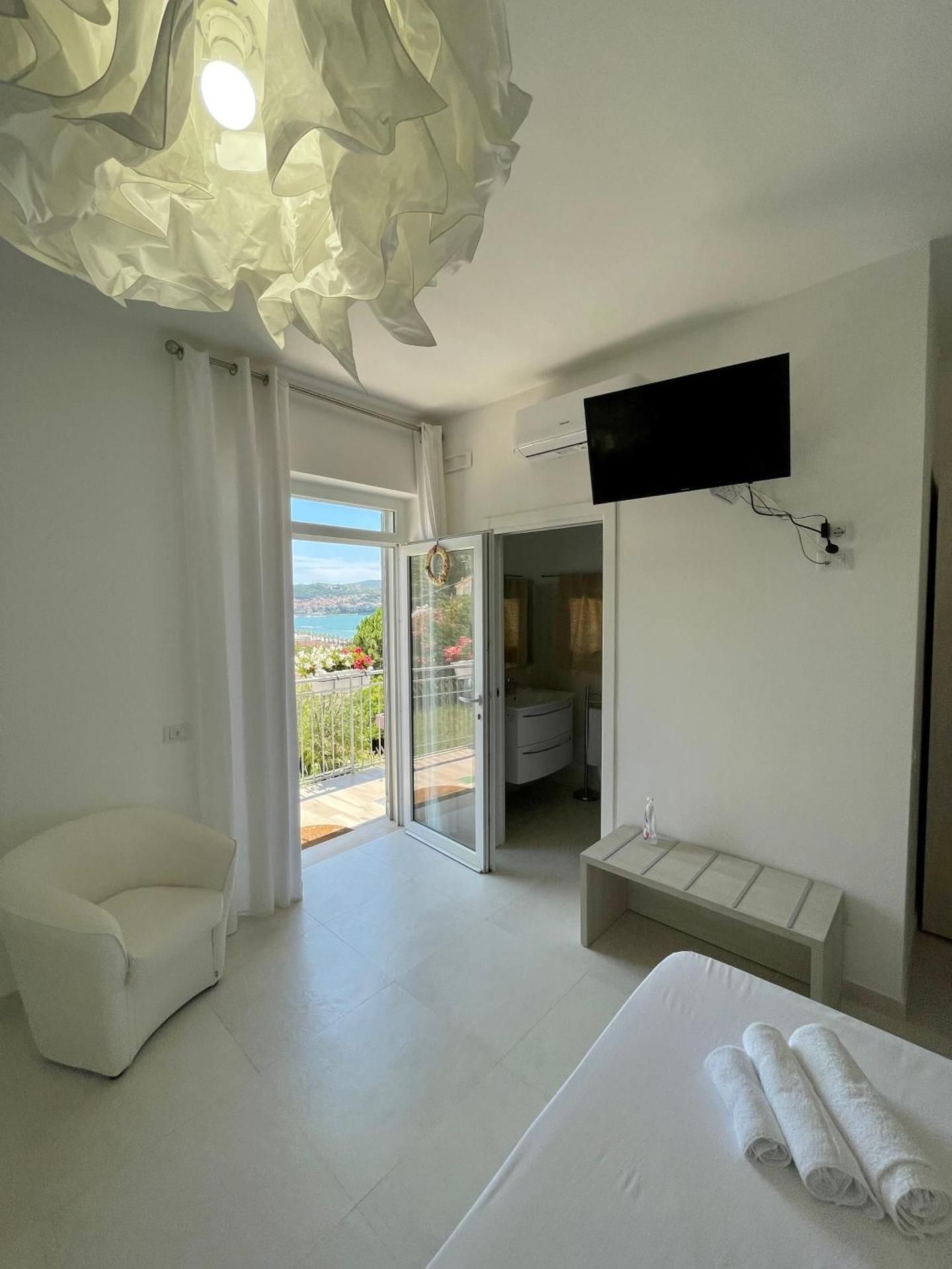 VILLA MARIS Quadruple Room with Sea View 2