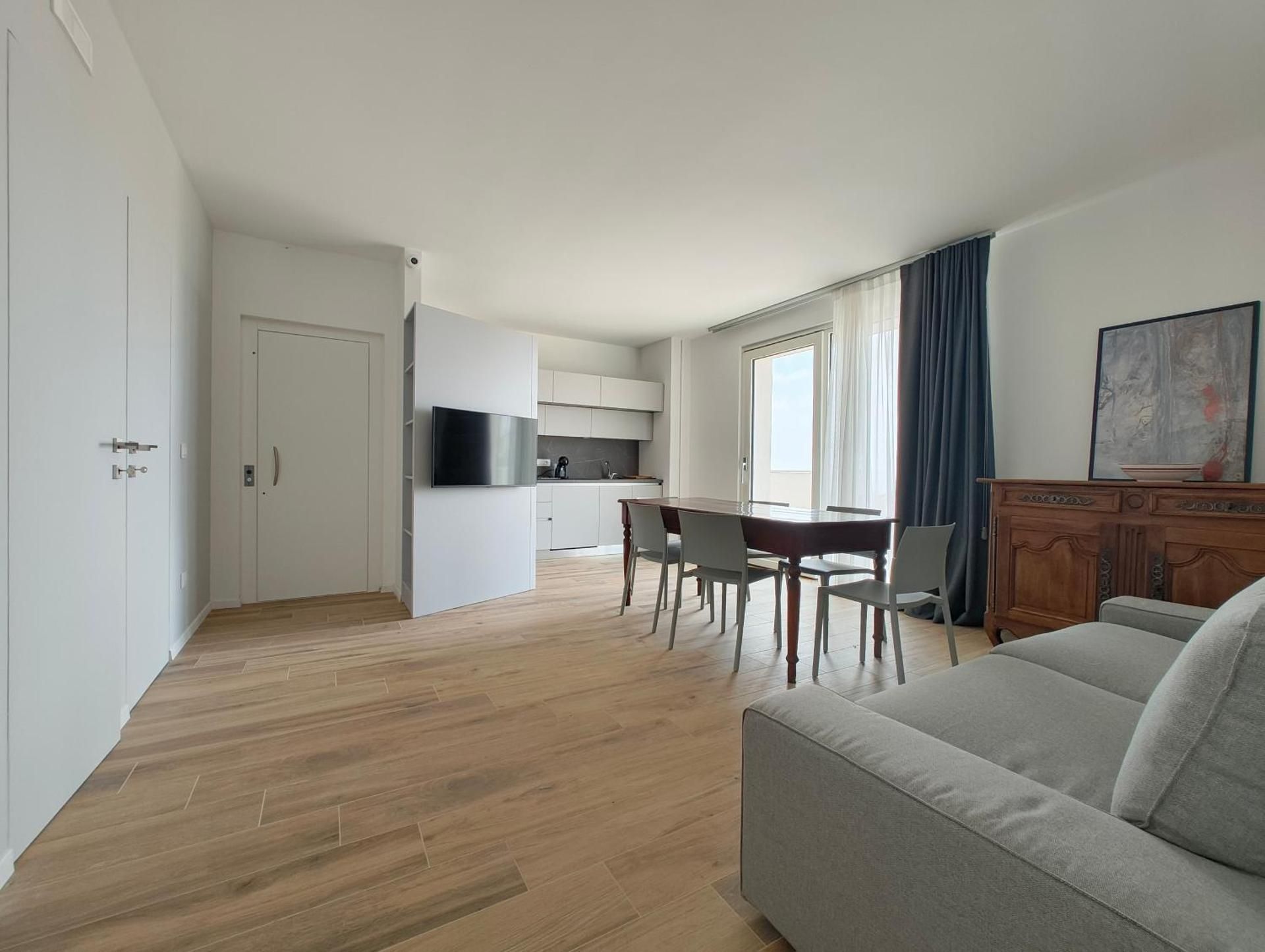 shared lounge/tv area